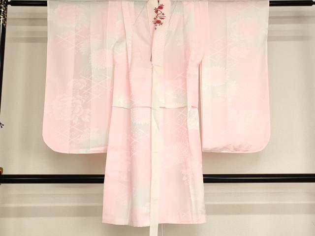 ■■■　サイズ　■■■ 【長襦袢】 身丈 96.5cm（肩から） 裄丈 49cm（肩上げ　5cm） 袖丈 68.5cm　縫込み 1cm 袖幅 30.5cm 前幅 25.5cm 後幅 26.5cm 着物縫いこみ 内揚げ 0cm （腰上げ　12.5cm） 裄 お袖側 約3.5cm　身頃側 約3.5cm ■■■　商品詳細　■■■ 長襦袢【化繊・未使用】の状態は接写画像のように右袖後ろに汚れがございますが その他特に目立ったシミ汚れなどもなく大変良い状態です。 お安く出品致しますので、是非この機会にいかがでしょうか？ ■■■　注意事項　■■■ ■モニター発色の具合により色合いが異なる場合がございます。 ■寸法は多少の誤差が生じる場合がございますのでご了承ください。 ■縫込みの長さが左右非対称の場合は短い部分を記載しております。 左右非対称であってもご返品・お値引き等の保証は出来かねますので、ご了承の上ご購入をお願い致します。 ■シミ等のチェックには注意を払っておりますが、見落としがある場合もございますし、個人の見解も様々ですので神経質な方のご購入はお控えください。 ■箪笥に入っておりました着物や帯なので畳みシワや匂いがあるものもございます。 ■お休みは基本的に土日祝となりますが、その他臨時でお休みする場合がございますのでご了承ください。 ■商品の発送は平日のみの発送となります。 ■夜間と土曜、日曜日はお問い合わせの回答が遅れる場合がございます。 ■当店では、お直し、紋入れ、お手入れ等は承っておりません。 ■生地の状態（ヤケ、経年劣化等）によってはサイズ直しが出来ない場合がございます。 その点もどうかご了承のうえ、ご購入をお願いいたします。 ■弊社で取り扱う商品は一点ものにつき、時期や在庫状況に応じて金額が変更となる場合がございます。 ■検針は行っておりません。予めご了承いただきますようお願いいたします。 ■【洗える着物】と記載のある商品におきましては、商品お届け後に洗濯を行ってしまってからのご返品にはご対応しかねます。 念の為、専門店でのお手入れをお願いいたします。 ■写真に写っている物が全てになります。それ以外の付属品はございませんのでご了承ください。 ■状態に関する写真につきましては、掲載可能な写真枚数に限りがあるため、各箇所につき1枚参考画像を掲載しております。 ■着物のサイズ目安は下記を参考ください↓ ＜女性着物＞　お端折り次第で＋5cm　−1cmが着用可能サイズ 　例）身丈170cmの場合、身長160cm〜175cm ＜男性着物＞　身丈＋約25cm〜27cm程が適応身長 　例）身丈155cmの場合、身長180〜182cm