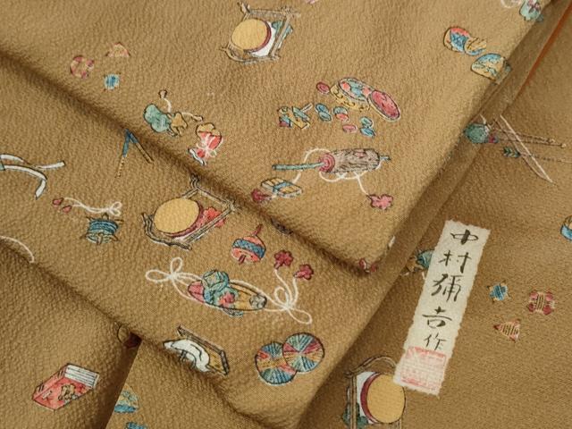 ■■■　サイズ　■■■ 身丈 155cm（肩から） 裄丈 65cm 袖丈 49cm　縫込み 5cm 袖幅 33cm 前幅 27cm 後幅 31cm 着物縫いこみ 内揚げ 3cm 裄 お袖側 約2cm　身頃側 約2cm ■■■　商品詳細　■■■ 【正絹】 状態は接写画像のように衿山に薄い汚れがございますが その他特に目立ったシミ汚れなどもなく大変良い状態です。 大変上質な逸品になります。 お安く出品致しますので、是非この機会にいかがでしょうか？ ■■■　注意事項　■■■ ■モニター発色の具合により色合いが異なる場合がございます。 ■寸法は多少の誤差が生じる場合がございますのでご了承ください。 ■縫込みの長さが左右非対称の場合は短い部分を記載しております。 左右非対称であってもご返品・お値引き等の保証は出来かねますので、ご了承の上ご購入をお願い致します。 ■シミ等のチェックには注意を払っておりますが、見落としがある場合もございますし、個人の見解も様々ですので神経質な方のご購入はお控えください。 ■箪笥に入っておりました着物や帯なので畳みシワや匂いがあるものもございます。 ■お休みは基本的に土日祝となりますが、その他臨時でお休みする場合がございますのでご了承ください。 ■商品の発送は平日のみの発送となります。 ■夜間と土曜、日曜日はお問い合わせの回答が遅れる場合がございます。 ■当店では、お直し、紋入れ、お手入れ等は承っておりません。 ■生地の状態（ヤケ、経年劣化等）によってはサイズ直しが出来ない場合がございます。 その点もどうかご了承のうえ、ご購入をお願いいたします。 ■弊社で取り扱う商品は一点ものにつき、時期や在庫状況に応じて金額が変更となる場合がございます。 ■検針は行っておりません。予めご了承いただきますようお願いいたします。 ■【洗える着物】と記載のある商品におきましては、商品お届け後に洗濯を行ってしまってからのご返品にはご対応しかねます。 念の為、専門店でのお手入れをお願いいたします。 ■着物のサイズ目安は下記を参考ください↓ ＜女性着物＞　お端折り次第で＋5cm　−1cmが着用可能サイズ 　例）身丈170cmの場合、身長160cm〜175cm ＜男性着物＞　身丈＋約25cm〜27cm程が適応身長 　例）身丈155cmの場合、身長180〜182cm