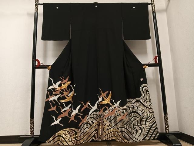 平和屋着物●人間国宝　五代　田畑喜八　黒留袖　駒刺繍　群れ鶴立波文　金彩　正絹　逸品　AABG1083ph