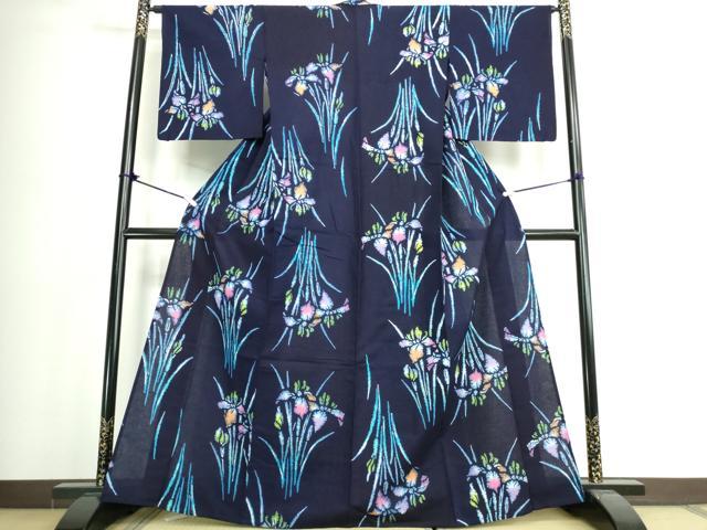 ■■■　サイズ　■■■ 身丈 164.5cm（肩から） 裄丈 64.5cm 袖丈 48.5cm　縫込み 3.5cm 袖幅 33.5cm 前幅 25cm 後幅 29cm 着物縫いこみ 内揚げ 0cm 裄 お袖側 約2cm　身頃側 約5.5cm ■■■　商品詳細　■■■ 【綿】 状態は接写画像のように右袖前に薄い汚れがございますが その他特に目立ったシミ汚れなどもなく大変良い状態です。 大変上質な逸品になります。 お安く出品致しますので、是非この機会にいかがでしょうか？ ■■■　注意事項　■■■ ■モニター発色の具合により色合いが異なる場合がございます。 ■寸法は多少の誤差が生じる場合がございますのでご了承ください。 ■縫込みの長さが左右非対称の場合は短い部分を記載しております。 左右非対称であってもご返品・お値引き等の保証は出来かねますので、ご了承の上ご購入をお願い致します。 ■シミ等のチェックには注意を払っておりますが、見落としがある場合もございますし、個人の見解も様々ですので神経質な方のご購入はお控えください。 ■箪笥に入っておりました着物や帯なので畳みシワや匂いがあるものもございます。 ■お休みは基本的に土日祝となりますが、その他臨時でお休みする場合がございますのでご了承ください。 ■商品の発送は平日のみの発送となります。 ■夜間と土曜、日曜日はお問い合わせの回答が遅れる場合がございます。 ■当店では、お直し、紋入れ、お手入れ等は承っておりません。 ■生地の状態（ヤケ、経年劣化等）によってはサイズ直しが出来ない場合がございます。 その点もどうかご了承のうえ、ご購入をお願いいたします。 ■弊社で取り扱う商品は一点ものにつき、時期や在庫状況に応じて金額が変更となる場合がございます。 ■検針は行っておりません。予めご了承いただきますようお願いいたします。 ■【洗える着物】と記載のある商品におきましては、商品お届け後に洗濯を行ってしまってからのご返品にはご対応しかねます。 念の為、専門店でのお手入れをお願いいたします。 ■写真に写っている物が全てになります。それ以外の付属品はございませんのでご了承ください。 ■状態に関する写真につきましては、掲載可能な写真枚数に限りがあるため、各箇所につき1枚参考画像を掲載しております。 ■着物のサイズ目安は下記を参考ください↓ ＜女性着物＞　お端折り次第で＋5cm　−1cmが着用可能サイズ 　例）身丈170cmの場合、身長160cm〜175cm ＜男性着物＞　身丈＋約25cm〜27cm程が適応身長 　例）身丈155cmの場合、身長180〜182cm