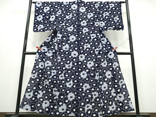 ■■■　サイズ　■■■ 身丈 155cm（肩から） 裄丈 64cm 袖丈 48cm　縫込み 3cm 袖幅 33.5cm 前幅 24.5cm 後幅 29.5cm 着物縫いこみ 内揚げ 0cm 裄 お袖側 約4cm　身頃側 約4cm ■■■　商品詳細　■■■ 【綿】 状態は特に目立ったシミ汚れなどもなく大変良い状態です。 人気の高い“有松鳴海絞り”の浴衣でございます。 “鳴海絞り”ならではの表情を生み出す立体感と 淡いぼかしで息を吹き込まれ、 今にも動き出しそうな迫力を放っております。 夏祭りや花火大会、これから増えるイベントに連れ立って、 より夏をお楽しみ下さいませ。 大変上質な逸品になります。 お安く出品致しますので、是非この機会にいかがでしょうか？ ■■■　注意事項　■■■ ■モニター発色の具合により色合いが異なる場合がございます。 ■寸法は多少の誤差が生じる場合がございますのでご了承ください。 ■縫込みの長さが左右非対称の場合は短い部分を記載しております。 左右非対称であってもご返品・お値引き等の保証は出来かねますので、ご了承の上ご購入をお願い致します。 ■シミ等のチェックには注意を払っておりますが、見落としがある場合もございますし、個人の見解も様々ですので神経質な方のご購入はお控えください。 ■箪笥に入っておりました着物や帯なので畳みシワや匂いがあるものもございます。 ■お休みは基本的に土日祝となりますが、その他臨時でお休みする場合がございますのでご了承ください。 ■商品の発送は平日のみの発送となります。 ■夜間と土曜、日曜日はお問い合わせの回答が遅れる場合がございます。 ■当店では、お直し、紋入れ、お手入れ等は承っておりません。 ■生地の状態（ヤケ、経年劣化等）によってはサイズ直しが出来ない場合がございます。 その点もどうかご了承のうえ、ご購入をお願いいたします。 ■弊社で取り扱う商品は一点ものにつき、時期や在庫状況に応じて金額が変更となる場合がございます。 ■検針は行っておりません。予めご了承いただきますようお願いいたします。 ■【洗える着物】と記載のある商品におきましては、商品お届け後に洗濯を行ってしまってからのご返品にはご対応しかねます。 念の為、専門店でのお手入れをお願いいたします。 ■着物のサイズ目安は下記を参考ください↓ ＜女性着物＞　お端折り次第で＋5cm　−1cmが着用可能サイズ 　例）身丈170cmの場合、身長160cm〜175cm ＜男性着物＞　身丈＋約25cm〜27cm程が適応身長 　例）身丈155cmの場合、身長180〜182cm