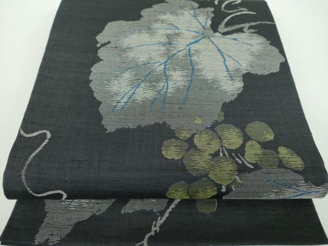 ■■■　サイズ　■■■ 長さ 438cm 幅 30.5cm程 ■■■　商品詳細　■■■ 【正絹・未使用】 状態は一度も締めておらず 特に目立ったシミ汚れなどもなく大変良い状態です。 大変上質な逸品になります。 お安く出品致しますので、是非この機会にいかがでしょうか？ ■■■　注意事項　■■■ ■モニター発色の具合により色合いが異なる場合がございます。 ■寸法は多少の誤差が生じる場合がございますのでご了承ください。 ■縫込みの長さが左右非対称の場合は短い部分を記載しております。 左右非対称であってもご返品・お値引き等の保証は出来かねますので、ご了承の上ご購入をお願い致します。 ■シミ等のチェックには注意を払っておりますが、見落としがある場合もございますし、個人の見解も様々ですので神経質な方のご購入はお控えください。 ■箪笥に入っておりました着物や帯なので畳みシワや匂いがあるものもございます。 ■お休みは基本的に土日祝となりますが、その他臨時でお休みする場合がございますのでご了承ください。 ■商品の発送は平日のみの発送となります。 ■夜間と土曜、日曜日はお問い合わせの回答が遅れる場合がございます。 ■当店では、お直し、紋入れ、お手入れ等は承っておりません。 ■生地の状態（ヤケ、経年劣化等）によってはサイズ直しが出来ない場合がございます。 その点もどうかご了承のうえ、ご購入をお願いいたします。 ■弊社で取り扱う商品は一点ものにつき、時期や在庫状況に応じて金額が変更となる場合がございます。 ■検針は行っておりません。予めご了承いただきますようお願いいたします。 ■【洗える着物】と記載のある商品におきましては、商品お届け後に洗濯を行ってしまってからのご返品にはご対応しかねます。 念の為、専門店でのお手入れをお願いいたします。 ■着物のサイズ目安は下記を参考ください↓ ＜女性着物＞　お端折り次第で＋5cm　−1cmが着用可能サイズ 　例）身丈170cmの場合、身長160cm〜175cm ＜男性着物＞　身丈＋約25cm〜27cm程が適応身長 　例）身丈155cmの場合、身長180〜182cm