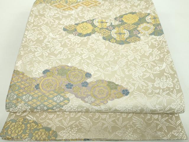 ■■■　サイズ　■■■ 長さ 426cm 幅 30.5cm程 ■■■　商品詳細　■■■ 【正絹】 状態は接写画像のように 金銀糸部分に薄い変色がございますが その他特に目立ったシミ汚れなどもなく大変良い状態です。 大変上質な逸品になります。 お安く出品致しますので、是非この機会にいかがでしょうか？ ■■■　注意事項　■■■ ■モニター発色の具合により色合いが異なる場合がございます。 ■寸法は多少の誤差が生じる場合がございますのでご了承ください。 ■縫込みの長さが左右非対称の場合は短い部分を記載しております。 左右非対称であってもご返品・お値引き等の保証は出来かねますので、ご了承の上ご購入をお願い致します。 ■シミ等のチェックには注意を払っておりますが、見落としがある場合もございますし、個人の見解も様々ですので神経質な方のご購入はお控えください。 ■箪笥に入っておりました着物や帯なので畳みシワや匂いがあるものもございます。 ■お休みは基本的に土日祝となりますが、その他臨時でお休みする場合がございますのでご了承ください。 ■商品の発送は平日のみの発送となります。 ■夜間と土曜、日曜日はお問い合わせの回答が遅れる場合がございます。 ■当店では、お直し、紋入れ、お手入れ等は承っておりません。 ■生地の状態（ヤケ、経年劣化等）によってはサイズ直しが出来ない場合がございます。 その点もどうかご了承のうえ、ご購入をお願いいたします。 ■弊社で取り扱う商品は一点ものにつき、時期や在庫状況に応じて金額が変更となる場合がございます。 ■検針は行っておりません。予めご了承いただきますようお願いいたします。 ■【洗える着物】と記載のある商品におきましては、商品お届け後に洗濯を行ってしまってからのご返品にはご対応しかねます。 念の為、専門店でのお手入れをお願いいたします。 ■着物のサイズ目安は下記を参考ください↓ ＜女性着物＞　お端折り次第で＋5cm　−1cmが着用可能サイズ 　例）身丈170cmの場合、身長160cm〜175cm ＜男性着物＞　身丈＋約25cm〜27cm程が適応身長 　例）身丈155cmの場合、身長180〜182cm