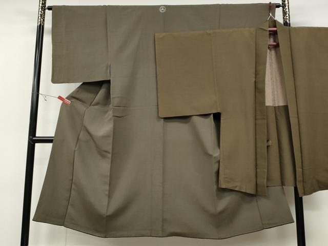 ■■■　サイズ　■■■ 【着物】 身丈 132cm（肩から） 裄丈 63cm 袖丈 48cm　縫込み 4.5cm 袖幅 32.5cm 前幅 23cm 後幅 29.5cm 着物縫いこみ 内揚げ 5cm 裄 お袖側 約1cm　身頃側 約1.5cm 【羽織】 身丈 87cm（肩から） 裄丈 65cm 袖丈 49cm　縫込み 6cm 袖幅 34cm 前幅 18.5cm 後幅 30.5cm 裄 お袖側 約3cm　身頃側 約4.5cm ■■■　商品詳細　■■■ 【正絹・一つ紋】 着物の状態は接写画像のように後身頃・衿山・両袖口に薄い汚れがございますが その他特に目立ったシミ汚れなどもなく大変良い状態です。 羽織の状態は接写画像のように表地所々にヤケ、両袖口・返しに薄い汚れがございますが その他特に目立ったシミ汚れなどもなく大変良い状態です。 大変上質な逸品になります。 お安く出品致しますので、是非この機会にいかがでしょうか？ ■■■　注意事項　■■■ ■モニター発色の具合により色合いが異なる場合がございます。 ■寸法は多少の誤差が生じる場合がございますのでご了承ください。 ■縫込みの長さが左右非対称の場合は短い部分を記載しております。 左右非対称であってもご返品・お値引き等の保証は出来かねますので、ご了承の上ご購入をお願い致します。 ■シミ等のチェックには注意を払っておりますが、見落としがある場合もございますし、個人の見解も様々ですので神経質な方のご購入はお控えください。 ■箪笥に入っておりました着物や帯なので畳みシワや匂いがあるものもございます。 ■お休みは基本的に土日祝となりますが、その他臨時でお休みする場合がございますのでご了承ください。 ■商品の発送は平日のみの発送となります。 ■夜間と土曜、日曜日はお問い合わせの回答が遅れる場合がございます。 ■当店では、お直し、紋入れ、お手入れ等は承っておりません。 ■生地の状態（ヤケ、経年劣化等）によってはサイズ直しが出来ない場合がございます。 その点もどうかご了承のうえ、ご購入をお願いいたします。 ■弊社で取り扱う商品は一点ものにつき、時期や在庫状況に応じて金額が変更となる場合がございます。 ■検針は行っておりません。予めご了承いただきますようお願いいたします。 ■【洗える着物】と記載のある商品におきましては、商品お届け後に洗濯を行ってしまってからのご返品にはご対応しかねます。 念の為、専門店でのお手入れをお願いいたします。 ■着物のサイズ目安は下記を参考ください↓ ＜女性着物＞　お端折り次第で＋5cm　−1cmが着用可能サイズ 　例）身丈170cmの場合、身長160cm〜175cm ＜男性着物＞　身丈＋約25cm〜27cm程が適応身長 　例）身丈155cmの場合、身長180〜182cm