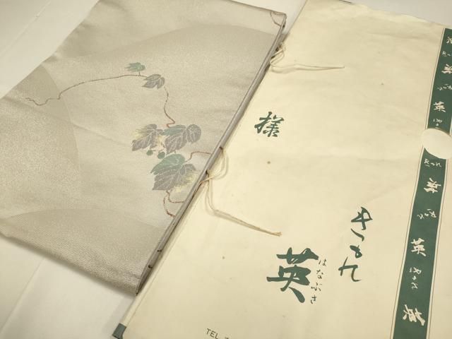 ■■■　サイズ　■■■ 長さ 378cm 幅 31.5cm程 ■■■　商品詳細　■■■ 【化繊・芯なし】 状態は締めてはおりますが 特に目立ったシミ汚れなどもなく大変良い状態です。 神楽坂にある最高級洗える着物専門店＜英＞はなぶさ。 お安く出品致しますので、是非この機会にいかがでしょうか？ ■■■　注意事項　■■■ ■モニター発色の具合により色合いが異なる場合がございます。 ■寸法は多少の誤差が生じる場合がございますのでご了承ください。 ■縫込みの長さが左右非対称の場合は短い部分を記載しております。 左右非対称であってもご返品・お値引き等の保証は出来かねますので、ご了承の上ご購入をお願い致します。 ■シミ等のチェックには注意を払っておりますが、見落としがある場合もございますし、個人の見解も様々ですので神経質な方のご購入はお控えください。 ■箪笥に入っておりました着物や帯なので畳みシワや匂いがあるものもございます。 ■お休みは基本的に土日祝となりますが、その他臨時でお休みする場合がございますのでご了承ください。 ■商品の発送は平日のみの発送となります。 ■夜間と土曜、日曜日はお問い合わせの回答が遅れる場合がございます。 ■当店では、お直し、紋入れ、お手入れ等は承っておりません。 ■生地の状態（ヤケ、経年劣化等）によってはサイズ直しが出来ない場合がございます。 その点もどうかご了承のうえ、ご購入をお願いいたします。 ■弊社で取り扱う商品は一点ものにつき、時期や在庫状況に応じて金額が変更となる場合がございます。 ■検針は行っておりません。予めご了承いただきますようお願いいたします。 ■【洗える着物】と記載のある商品におきましては、商品お届け後に洗濯を行ってしまってからのご返品にはご対応しかねます。 念の為、専門店でのお手入れをお願いいたします。 ■着物のサイズ目安は下記を参考ください↓ ＜女性着物＞　お端折り次第で＋5cm　−1cmが着用可能サイズ 　例）身丈170cmの場合、身長160cm〜175cm ＜男性着物＞　身丈＋約25cm〜27cm程が適応身長 　例）身丈155cmの場合、身長180〜182cm