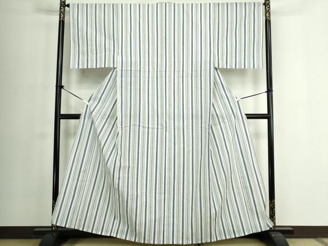 ■■■　サイズ　■■■ 身丈 159.5cm（肩から） 裄丈 67cm 袖丈 46cm　縫込み 1.5cm 袖幅 33cm 前幅 26cm 後幅 32.5cm 着物縫いこみ 内揚げ 6cm 裄 お袖側 約1cm　身頃側 約0cm ■■■　商品詳細　■■■ 【綿】 状態は接写画像のように後身頃・下前おくみ・居敷当てに薄い汚れがございますが その他特に目立ったシミ汚れなどもなく大変良い状態です。 大変上質な逸品になります。 お安く出品致しますので、是非この機会にいかがでしょうか？ ※若干着用シワがございます。 ■■■　注意事項　■■■ ■モニター発色の具合により色合いが異なる場合がございます。 ■寸法は多少の誤差が生じる場合がございますのでご了承ください。 ■縫込みの長さが左右非対称の場合は短い部分を記載しております。 左右非対称であってもご返品・お値引き等の保証は出来かねますので、ご了承の上ご購入をお願い致します。 ■シミ等のチェックには注意を払っておりますが、見落としがある場合もございますし、個人の見解も様々ですので神経質な方のご購入はお控えください。 ■箪笥に入っておりました着物や帯なので畳みシワや匂いがあるものもございます。 ■お休みは基本的に土日祝となりますが、その他臨時でお休みする場合がございますのでご了承ください。 ■商品の発送は平日のみの発送となります。 ■夜間と土曜、日曜日はお問い合わせの回答が遅れる場合がございます。 ■当店では、お直し、紋入れ、お手入れ等は承っておりません。 ■生地の状態（ヤケ、経年劣化等）によってはサイズ直しが出来ない場合がございます。 その点もどうかご了承のうえ、ご購入をお願いいたします。 ■弊社で取り扱う商品は一点ものにつき、時期や在庫状況に応じて金額が変更となる場合がございます。 ■検針は行っておりません。予めご了承いただきますようお願いいたします。 ■【洗える着物】と記載のある商品におきましては、商品お届け後に洗濯を行ってしまってからのご返品にはご対応しかねます。 念の為、専門店でのお手入れをお願いいたします。 ■写真に写っている物が全てになります。それ以外の付属品はございませんのでご了承ください。 ■状態に関する写真につきましては、掲載可能な写真枚数に限りがあるため、各箇所につき1枚参考画像を掲載しております。 ■着物のサイズ目安は下記を参考ください↓ ＜女性着物＞　お端折り次第で＋5cm　−1cmが着用可能サイズ 　例）身丈170cmの場合、身長160cm〜175cm ＜男性着物＞　身丈＋約25cm〜27cm程が適応身長 　例）身丈155cmの場合、身長180〜182cm