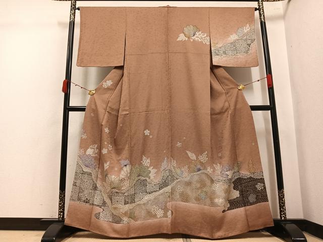 ■■■　サイズ　■■■ 身丈 160cm（肩から） 裄丈 64.5cm 袖丈 47.5cm　縫込み 7.5cm 袖幅 33cm 前幅 24.5cm 後幅 30.5cm 着物縫いこみ 内揚げ 8cm 裄 お袖側 約3cm　身頃側 約4cm ■■■　商品詳細　■■■ 【正絹】 状態は特に目立ったシミ汚れなどもなく大変良い状態です。 日本美術院研究会員、横浜美術協会員 春の院展初入選後、春季創画展入選・上野の森絵画大賞展入選 天理ビエンナーレ入選など、個展や受賞・入選多数 大変上質な逸品になります。 お安く出品致しますので、是非この機会にいかがでしょうか？ ■■■　注意事項　■■■ ■モニター発色の具合により色合いが異なる場合がございます。 ■寸法は多少の誤差が生じる場合がございますのでご了承ください。 ■縫込みの長さが左右非対称の場合は短い部分を記載しております。 左右非対称であってもご返品・お値引き等の保証は出来かねますので、ご了承の上ご購入をお願い致します。 ■シミ等のチェックには注意を払っておりますが、見落としがある場合もございますし、個人の見解も様々ですので神経質な方のご購入はお控えください。 ■箪笥に入っておりました着物や帯なので畳みシワや匂いがあるものもございます。 ■お休みは基本的に土日祝となりますが、その他臨時でお休みする場合がございますのでご了承ください。 ■商品の発送は平日のみの発送となります。 ■夜間と土曜、日曜日はお問い合わせの回答が遅れる場合がございます。 ■当店では、お直し、紋入れ、お手入れ等は承っておりません。 ■生地の状態（ヤケ、経年劣化等）によってはサイズ直しが出来ない場合がございます。 その点もどうかご了承のうえ、ご購入をお願いいたします。 ■弊社で取り扱う商品は一点ものにつき、時期や在庫状況に応じて金額が変更となる場合がございます。 ■検針は行っておりません。予めご了承いただきますようお願いいたします。 ■【洗える着物】と記載のある商品におきましては、商品お届け後に洗濯を行ってしまってからのご返品にはご対応しかねます。 念の為、専門店でのお手入れをお願いいたします。 ■写真に写っている物が全てになります。それ以外の付属品はございませんのでご了承ください。 ■状態に関する写真につきましては、掲載可能な写真枚数に限りがあるため、各箇所につき1枚参考画像を掲載しております。 ■着物のサイズ目安は下記を参考ください↓ ＜女性着物＞　お端折り次第で＋5cm　−1cmが着用可能サイズ 　例）身丈170cmの場合、身長160cm〜175cm ＜男性着物＞　身丈＋約25cm〜27cm程が適応身長 　例）身丈155cmの場合、身長180〜182cm
