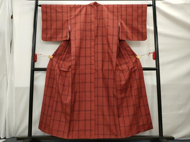 ■■■　サイズ　■■■ 身丈 154cm（肩から） 裄丈 64cm 袖丈 45cm　縫込み 5.5cm 袖幅 32cm 前幅 22.5cm 後幅 28.5cm 着物縫いこみ 内揚げ 1cm 裄 お袖側 約3cm　身頃側 約2.5cm ■■■　商品詳細　■■■ 【正絹】 状態は特に目立ったシミ汚れなどもなく大変良い状態です。 大変上質な逸品になります。 お安く出品致しますので、是非この機会にいかがでしょうか？ ■■■　注意事項　■■■ ■モニター発色の具合により色合いが異なる場合がございます。 ■寸法は多少の誤差が生じる場合がございますのでご了承ください。 ■縫込みの長さが左右非対称の場合は短い部分を記載しております。 左右非対称であってもご返品・お値引き等の保証は出来かねますので、ご了承の上ご購入をお願い致します。 ■シミ等のチェックには注意を払っておりますが、見落としがある場合もございますし、個人の見解も様々ですので神経質な方のご購入はお控えください。 ■箪笥に入っておりました着物や帯なので畳みシワや匂いがあるものもございます。 ■お休みは基本的に土日祝となりますが、その他臨時でお休みする場合がございますのでご了承ください。 ■商品の発送は平日のみの発送となります。 ■夜間と土曜、日曜日はお問い合わせの回答が遅れる場合がございます。 ■当店では、お直し、紋入れ、お手入れ等は承っておりません。 ■生地の状態（ヤケ、経年劣化等）によってはサイズ直しが出来ない場合がございます。 その点もどうかご了承のうえ、ご購入をお願いいたします。 ■弊社で取り扱う商品は一点ものにつき、時期や在庫状況に応じて金額が変更となる場合がございます。 ■検針は行っておりません。予めご了承いただきますようお願いいたします。 ■【洗える着物】と記載のある商品におきましては、商品お届け後に洗濯を行ってしまってからのご返品にはご対応しかねます。 念の為、専門店でのお手入れをお願いいたします。 ■着物のサイズ目安は下記を参考ください↓ ＜女性着物＞　お端折り次第で＋5cm　−1cmが着用可能サイズ 　例）身丈170cmの場合、身長160cm〜175cm ＜男性着物＞　身丈＋約25cm〜27cm程が適応身長 　例）身丈155cmの場合、身長180〜182cm