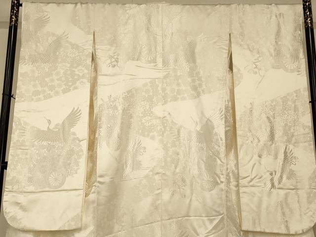 平和屋の平和屋本店●白打掛　白無垢　和装　婚礼　結婚式　花嫁　神社挙式　唐織　飛鶴花車文　逸品　AABJ2716fw｜アングル3