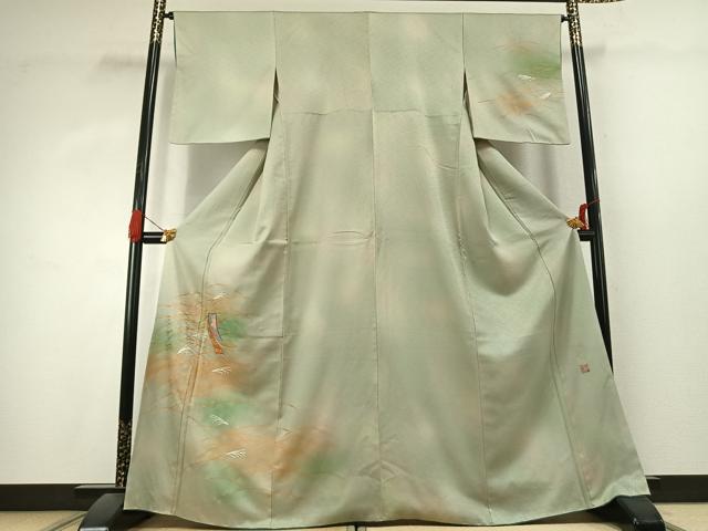 ■■■　サイズ　■■■ 身丈 165cm（肩から） 裄丈 65cm 袖丈 49cm　縫込み 3cm 袖幅 33cm 前幅 29cm 後幅 31cm 着物縫いこみ 内揚げ 3cm 裄 お袖側 約1cm　身頃側 約2cm ■■■　商品詳細　■■■ 【正絹】 状態は接写画像のように衿山・右袖前に薄い汚れがございますが その他特に目立ったシミ汚れなどもなく大変良い状態です。 福田喜重は、日本で唯一の「刺繍」の人間国宝/重要無形文化財保持者です。 父である刺繍家“福田喜三郎”に師事し本格的伝統技法を習得。 染めの作品も手がけ、 その時に父の名前「福田喜三郎」を落款に入れる事がございます。 大変上質な逸品になります。 お安く出品致しますので、是非この機会にいかがでしょうか？ ■■■　注意事項　■■■ ■モニター発色の具合により色合いが異なる場合がございます。 ■寸法は多少の誤差が生じる場合がございますのでご了承ください。 ■縫込みの長さが左右非対称の場合は短い部分を記載しております。 左右非対称であってもご返品・お値引き等の保証は出来かねますので、ご了承の上ご購入をお願い致します。 ■シミ等のチェックには注意を払っておりますが、見落としがある場合もございますし、個人の見解も様々ですので神経質な方のご購入はお控えください。 ■箪笥に入っておりました着物や帯なので畳みシワや匂いがあるものもございます。 ■お休みは基本的に土日祝となりますが、その他臨時でお休みする場合がございますのでご了承ください。 ■商品の発送は平日のみの発送となります。 ■夜間と土曜、日曜日はお問い合わせの回答が遅れる場合がございます。 ■当店では、お直し、紋入れ、お手入れ等は承っておりません。 ■生地の状態（ヤケ、経年劣化等）によってはサイズ直しが出来ない場合がございます。 その点もどうかご了承のうえ、ご購入をお願いいたします。 ■弊社で取り扱う商品は一点ものにつき、時期や在庫状況に応じて金額が変更となる場合がございます。 ■検針は行っておりません。予めご了承いただきますようお願いいたします。 ■【洗える着物】と記載のある商品におきましては、商品お届け後に洗濯を行ってしまってからのご返品にはご対応しかねます。 念の為、専門店でのお手入れをお願いいたします。 ■写真に写っている物が全てになります。それ以外の付属品はございませんのでご了承ください。 ■状態に関する写真につきましては、掲載可能な写真枚数に限りがあるため、各箇所につき1枚参考画像を掲載しております。 ■着物のサイズ目安は下記を参考ください↓ ＜女性着物＞　お端折り次第で＋5cm　−1cmが着用可能サイズ 　例）身丈170cmの場合、身長160cm〜175cm ＜男性着物＞　身丈＋約25cm〜27cm程が適応身長 　例）身丈155cmの場合、身長180〜182cm