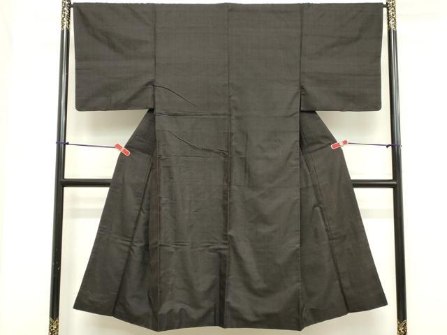 ■■■　サイズ　■■■ 身丈 137cm（肩から） 裄丈 66cm 袖丈 48cm　縫込み 0cm 袖幅 33cm 前幅 25cm 後幅 30.5cm 着物縫いこみ 内揚げ 8cm 裄 お袖側 約0cm　身頃側 約1cm ■■■　商品詳細　■■■ 【正絹】 状態は特に目立ったシミ汚れなどもなく大変良い状態です。 大変上質な逸品になります。 お安く出品致しますので、是非この機会にいかがでしょうか？ ■■■　注意事項　■■■ ■モニター発色の具合により色合いが異なる場合がございます。 ■寸法は多少の誤差が生じる場合がございますのでご了承ください。 ■縫込みの長さが左右非対称の場合は短い部分を記載しております。 左右非対称であってもご返品・お値引き等の保証は出来かねますので、ご了承の上ご購入をお願い致します。 ■シミ等のチェックには注意を払っておりますが、見落としがある場合もございますし、個人の見解も様々ですので神経質な方のご購入はお控えください。 ■箪笥に入っておりました着物や帯なので畳みシワや匂いがあるものもございます。 ■お休みは基本的に土日祝となりますが、その他臨時でお休みする場合がございますのでご了承ください。 ■商品の発送は平日のみの発送となります。 ■夜間と土曜、日曜日はお問い合わせの回答が遅れる場合がございます。 ■当店では、お直し、紋入れ、お手入れ等は承っておりません。 ■生地の状態（ヤケ、経年劣化等）によってはサイズ直しが出来ない場合がございます。 その点もどうかご了承のうえ、ご購入をお願いいたします。 ■弊社で取り扱う商品は一点ものにつき、時期や在庫状況に応じて金額が変更となる場合がございます。 ■検針は行っておりません。予めご了承いただきますようお願いいたします。 ■【洗える着物】と記載のある商品におきましては、商品お届け後に洗濯を行ってしまってからのご返品にはご対応しかねます。 念の為、専門店でのお手入れをお願いいたします。 ■着物のサイズ目安は下記を参考ください↓ ＜女性着物＞　お端折り次第で＋5cm　−1cmが着用可能サイズ 　例）身丈170cmの場合、身長160cm〜175cm ＜男性着物＞　身丈＋約25cm〜27cm程が適応身長 　例）身丈155cmの場合、身長180〜182cm