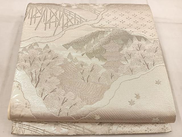 ■■■　サイズ　■■■ 長さ 416cm 幅 30.5cm程 ■■■　商品詳細　■■■ 【正絹・芯なし】 詳細に関しましては、画像をご確認ください。 大変上質な逸品になります。 お安く出品致しますので、是非この機会にいかがでしょうか？ ■■■　注意事項　■■■ ■モニター発色の具合により色合いが異なる場合がございます。 ■寸法は多少の誤差が生じる場合がございますのでご了承ください。 ■縫込みの長さが左右非対称の場合は短い部分を記載しております。 左右非対称であってもご返品・お値引き等の保証は出来かねますので、ご了承の上ご購入をお願い致します。 ■シミ等のチェックには注意を払っておりますが、見落としがある場合もございますし、個人の見解も様々ですので神経質な方のご購入はお控えください。 ■箪笥に入っておりました着物や帯なので畳みシワや匂いがあるものもございます。 ■お休みは基本的に土日祝となりますが、その他臨時でお休みする場合がございますのでご了承ください。 ■商品の発送は平日のみの発送となります。 ■夜間と土曜、日曜日はお問い合わせの回答が遅れる場合がございます。 ■当店では、お直し、紋入れ、お手入れ等は承っておりません。 ■生地の状態（ヤケ、経年劣化等）によってはサイズ直しが出来ない場合がございます。 その点もどうかご了承のうえ、ご購入をお願いいたします。 ■弊社で取り扱う商品は一点ものにつき、時期や在庫状況に応じて金額が変更となる場合がございます。 ■検針は行っておりません。予めご了承いただきますようお願いいたします。 ■【洗える着物】と記載のある商品におきましては、商品お届け後に洗濯を行ってしまってからのご返品にはご対応しかねます。 念の為、専門店でのお手入れをお願いいたします。 ■着物のサイズ目安は下記を参考ください↓ ＜女性着物＞　お端折り次第で＋5cm　−1cmが着用可能サイズ 　例）身丈170cmの場合、身長160cm〜175cm ＜男性着物＞　身丈＋約25cm〜27cm程が適応身長 　例）身丈155cmの場合、身長180〜182cm