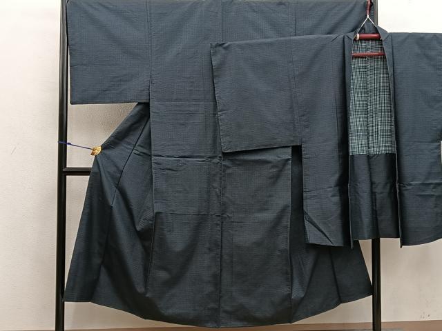 ■■■　サイズ　■■■ 【着物】 身丈 146.5cm（肩から） 裄丈 69cm 袖丈 48cm　縫込み 1cm 袖幅 35.5cm 前幅 26.5cm 後幅 32cm 着物縫いこみ 内揚げ 0cm 裄 お袖側 約2cm　身頃側 約3.5cm 【羽織】 身丈 92.5cm（肩から） 裄丈 70.5cm 袖丈 49cm　縫込み 1cm 袖幅 36cm 前幅 21.5cm 後幅 32.5cm 裄 お袖側 約1.5cm　身頃側 約1.5cm ■■■　商品詳細　■■■ 【正絹】 状態は特に目立ったシミ汚れなどもなく大変良い状態です。 大変上質な逸品になります。 お安く出品致しますので、是非この機会にいかがでしょうか？ ■■■　注意事項　■■■ ■モニター発色の具合により色合いが異なる場合がございます。 ■寸法は多少の誤差が生じる場合がございますのでご了承ください。 ■縫込みの長さが左右非対称の場合は短い部分を記載しております。 左右非対称であってもご返品・お値引き等の保証は出来かねますので、ご了承の上ご購入をお願い致します。 ■シミ等のチェックには注意を払っておりますが、見落としがある場合もございますし、個人の見解も様々ですので神経質な方のご購入はお控えください。 ■箪笥に入っておりました着物や帯なので畳みシワや匂いがあるものもございます。 ■お休みは基本的に土日祝となりますが、その他臨時でお休みする場合がございますのでご了承ください。 ■商品の発送は平日のみの発送となります。 ■夜間と土曜、日曜日はお問い合わせの回答が遅れる場合がございます。 ■当店では、お直し、紋入れ、お手入れ等は承っておりません。 ■生地の状態（ヤケ、経年劣化等）によってはサイズ直しが出来ない場合がございます。 その点もどうかご了承のうえ、ご購入をお願いいたします。 ■弊社で取り扱う商品は一点ものにつき、時期や在庫状況に応じて金額が変更となる場合がございます。 ■検針は行っておりません。予めご了承いただきますようお願いいたします。 ■【洗える着物】と記載のある商品におきましては、商品お届け後に洗濯を行ってしまってからのご返品にはご対応しかねます。 念の為、専門店でのお手入れをお願いいたします。 ■写真に写っている物が全てになります。それ以外の付属品はございませんのでご了承ください。 ■状態に関する写真につきましては、掲載可能な写真枚数に限りがあるため、各箇所につき1枚参考画像を掲載しております。 ■着物のサイズ目安は下記を参考ください↓ ＜女性着物＞　お端折り次第で＋5cm　−1cmが着用可能サイズ 　例）身丈170cmの場合、身長160cm〜175cm ＜男性着物＞　身丈＋約25cm〜27cm程が適応身長 　例）身丈155cmの場合、身長180〜182cm