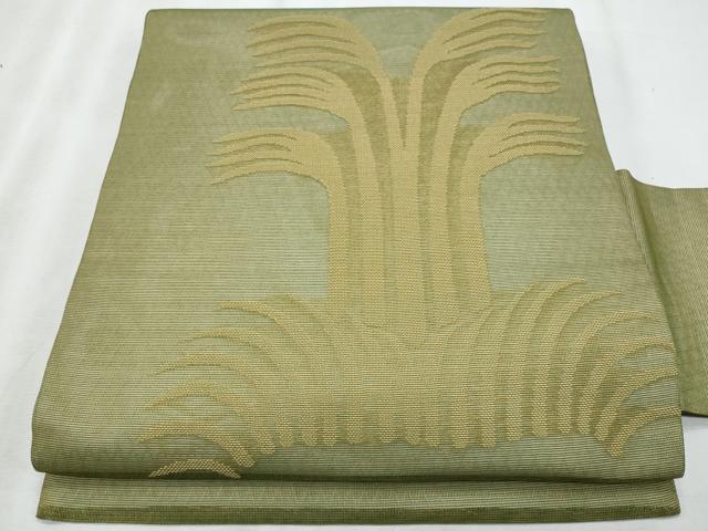 ■■■　サイズ　■■■ 長さ 364cm 幅 31cm程 ■■■　商品詳細　■■■ 【正絹】 状態は締めてはおりますが 特に目立ったシミ汚れなどもなく大変良い状態です。 大変上質な逸品になります。 お安く出品致しますので、是非この機会にいかがでしょうか？ ■■■　注意事項　■■■ ■モニター発色の具合により色合いが異なる場合がございます。 ■寸法は多少の誤差が生じる場合がございますのでご了承ください。 ■縫込みの長さが左右非対称の場合は短い部分を記載しております。 左右非対称であってもご返品・お値引き等の保証は出来かねますので、ご了承の上ご購入をお願い致します。 ■シミ等のチェックには注意を払っておりますが、見落としがある場合もございますし、個人の見解も様々ですので神経質な方のご購入はお控えください。 ■箪笥に入っておりました着物や帯なので畳みシワや匂いがあるものもございます。 ■お休みは基本的に土日祝となりますが、その他臨時でお休みする場合がございますのでご了承ください。 ■商品の発送は平日のみの発送となります。 ■夜間と土曜、日曜日はお問い合わせの回答が遅れる場合がございます。 ■当店では、お直し、紋入れ、お手入れ等は承っておりません。 ■生地の状態（ヤケ、経年劣化等）によってはサイズ直しが出来ない場合がございます。 その点もどうかご了承のうえ、ご購入をお願いいたします。 ■弊社で取り扱う商品は一点ものにつき、時期や在庫状況に応じて金額が変更となる場合がございます。 ■検針は行っておりません。予めご了承いただきますようお願いいたします。 ■【洗える着物】と記載のある商品におきましては、商品お届け後に洗濯を行ってしまってからのご返品にはご対応しかねます。 念の為、専門店でのお手入れをお願いいたします。 ■写真に写っている物が全てになります。それ以外の付属品はございませんのでご了承ください。 ■状態に関する写真につきましては、掲載可能な写真枚数に限りがあるため、各箇所につき1枚参考画像を掲載しております。 ■着物のサイズ目安は下記を参考ください↓ ＜女性着物＞　お端折り次第で＋5cm　－1cmが着用可能サイズ 　例）身丈170cmの場合、身長160cm～175cm ＜男性着物＞　身丈＋約25cm～27cm程が適応身長 　例）身丈155cmの場合、身長180～182cm