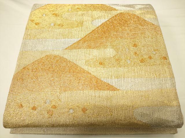 ■■■　サイズ　■■■ 長さ 442cm 幅 31cm程 ■■■　商品詳細　■■■ 【正絹・関西仕立て】 状態は接写画像のように 太鼓下部・太鼓上部・前柄・裏地・胴回りに薄い汚れがございますが その他特に目立ったシミ汚れなどもなく大変良い状態です。 大変上質な逸品になります。 お安く出品致しますので、是非この機会にいかがでしょうか？ ■■■　注意事項　■■■ ■モニター発色の具合により色合いが異なる場合がございます。 ■寸法は多少の誤差が生じる場合がございますのでご了承ください。 ■縫込みの長さが左右非対称の場合は短い部分を記載しております。 左右非対称であってもご返品・お値引き等の保証は出来かねますので、ご了承の上ご購入をお願い致します。 ■シミ等のチェックには注意を払っておりますが、見落としがある場合もございますし、個人の見解も様々ですので神経質な方のご購入はお控えください。 ■箪笥に入っておりました着物や帯なので畳みシワや匂いがあるものもございます。 ■お休みは基本的に土日祝となりますが、その他臨時でお休みする場合がございますのでご了承ください。 ■商品の発送は平日のみの発送となります。 ■夜間と土曜、日曜日はお問い合わせの回答が遅れる場合がございます。 ■当店では、お直し、紋入れ、お手入れ等は承っておりません。 ■生地の状態（ヤケ、経年劣化等）によってはサイズ直しが出来ない場合がございます。 その点もどうかご了承のうえ、ご購入をお願いいたします。 ■弊社で取り扱う商品は一点ものにつき、時期や在庫状況に応じて金額が変更となる場合がございます。 ■検針は行っておりません。予めご了承いただきますようお願いいたします。 ■【洗える着物】と記載のある商品におきましては、商品お届け後に洗濯を行ってしまってからのご返品にはご対応しかねます。 念の為、専門店でのお手入れをお願いいたします。 ■着物のサイズ目安は下記を参考ください↓ ＜女性着物＞　お端折り次第で＋5cm　−1cmが着用可能サイズ 　例）身丈170cmの場合、身長160cm〜175cm ＜男性着物＞　身丈＋約25cm〜27cm程が適応身長 　例）身丈155cmの場合、身長180〜182cm