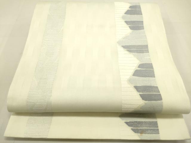 ■■■　サイズ　■■■ 長さ 440cm 幅 31cm程 ■■■　商品詳細　■■■ 【正絹】 状態は接写画像のように たれ先・手先・裏地に薄い汚れ 前柄に薄い線汚れがございますが その他特に目立ったシミ汚れなどもなく大変良い状態です。 大変上質な逸品になります。 お安く出品致しますので、是非この機会にいかがでしょうか？ ■■■　注意事項　■■■ ■モニター発色の具合により色合いが異なる場合がございます。 ■寸法は多少の誤差が生じる場合がございますのでご了承ください。 ■縫込みの長さが左右非対称の場合は短い部分を記載しております。 左右非対称であってもご返品・お値引き等の保証は出来かねますので、ご了承の上ご購入をお願い致します。 ■シミ等のチェックには注意を払っておりますが、見落としがある場合もございますし、個人の見解も様々ですので神経質な方のご購入はお控えください。 ■箪笥に入っておりました着物や帯なので畳みシワや匂いがあるものもございます。 ■お休みは基本的に土日祝となりますが、その他臨時でお休みする場合がございますのでご了承ください。 ■商品の発送は平日のみの発送となります。 ■夜間と土曜、日曜日はお問い合わせの回答が遅れる場合がございます。 ■当店では、お直し、紋入れ、お手入れ等は承っておりません。 ■生地の状態（ヤケ、経年劣化等）によってはサイズ直しが出来ない場合がございます。 その点もどうかご了承のうえ、ご購入をお願いいたします。 ■弊社で取り扱う商品は一点ものにつき、時期や在庫状況に応じて金額が変更となる場合がございます。 ■検針は行っておりません。予めご了承いただきますようお願いいたします。 ■【洗える着物】と記載のある商品におきましては、商品お届け後に洗濯を行ってしまってからのご返品にはご対応しかねます。 念の為、専門店でのお手入れをお願いいたします。 ■着物のサイズ目安は下記を参考ください↓ ＜女性着物＞　お端折り次第で＋5cm　−1cmが着用可能サイズ 　例）身丈170cmの場合、身長160cm〜175cm ＜男性着物＞　身丈＋約25cm〜27cm程が適応身長 　例）身丈155cmの場合、身長180〜182cm
