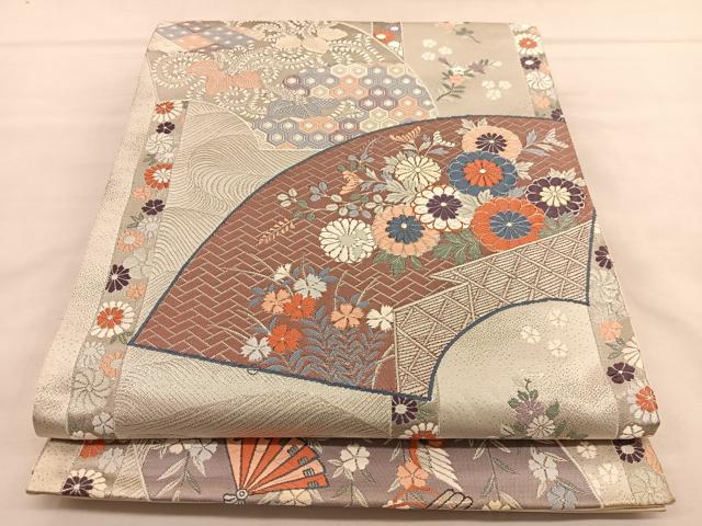 ■■■　サイズ　■■■ 長さ 432cm 幅 31cm程 ■■■　商品詳細　■■■ 【正絹・芯なし】 詳細に関しましては、画像をご確認ください。 大変上質な逸品になります。 お安く出品致しますので、是非この機会にいかがでしょうか？ ※たれ先未かがりですが着用には問題ありません。 ※汚れ等に関しましては、着用時には見えない部分になるかと思いますのであまり気にならずお召になれるかと思います。 ■■■　注意事項　■■■ ■モニター発色の具合により色合いが異なる場合がございます。 ■寸法は多少の誤差が生じる場合がございますのでご了承ください。 ■縫込みの長さが左右非対称の場合は短い部分を記載しております。 左右非対称であってもご返品・お値引き等の保証は出来かねますので、ご了承の上ご購入をお願い致します。 ■シミ等のチェックには注意を払っておりますが、見落としがある場合もございますし、個人の見解も様々ですので神経質な方のご購入はお控えください。 ■箪笥に入っておりました着物や帯なので畳みシワや匂いがあるものもございます。 ■お休みは基本的に土日祝となりますが、その他臨時でお休みする場合がございますのでご了承ください。 ■商品の発送は平日のみの発送となります。 ■夜間と土曜、日曜日はお問い合わせの回答が遅れる場合がございます。 ■当店では、お直し、紋入れ、お手入れ等は承っておりません。 ■生地の状態（ヤケ、経年劣化等）によってはサイズ直しが出来ない場合がございます。 その点もどうかご了承のうえ、ご購入をお願いいたします。 ■弊社で取り扱う商品は一点ものにつき、時期や在庫状況に応じて金額が変更となる場合がございます。 ■検針は行っておりません。予めご了承いただきますようお願いいたします。 ■【洗える着物】と記載のある商品におきましては、商品お届け後に洗濯を行ってしまってからのご返品にはご対応しかねます。 念の為、専門店でのお手入れをお願いいたします。 ■着物のサイズ目安は下記を参考ください↓ ＜女性着物＞　お端折り次第で＋5cm　−1cmが着用可能サイズ 　例）身丈170cmの場合、身長160cm〜175cm ＜男性着物＞　身丈＋約25cm〜27cm程が適応身長 　例）身丈155cmの場合、身長180〜182cm
