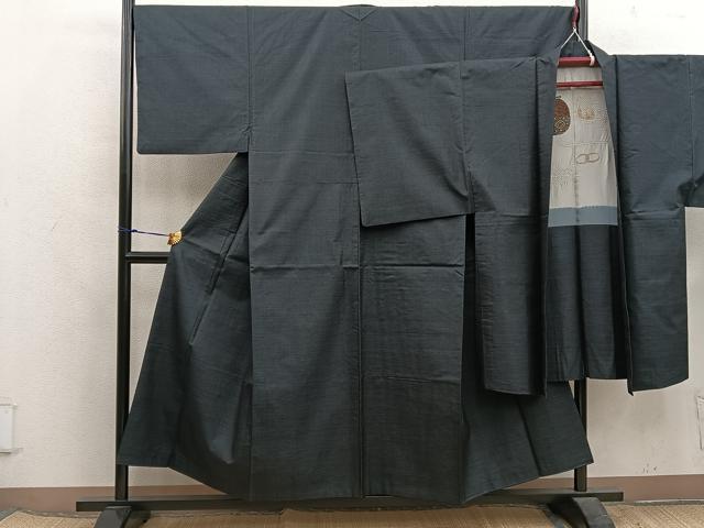 ■■■　サイズ　■■■ 【着物】 身丈 150cm（肩から） 裄丈 68cm 袖丈 45.5cm　縫込み 1.5cm 袖幅 34cm 前幅 30cm 後幅 33cm 着物縫いこみ 内揚げ 0cm 裄 お袖側 約1.5cm　身頃側 約1.5cm 【羽織】 身丈 99.5cm（肩から） 裄丈 69.5cm 袖丈 47.5cm　縫込み 1.5cm 袖幅 34.5cm 前幅 21cm 後幅 33cm 裄 お袖側 約1cm　身頃側 約1cm ■■■　商品詳細　■■■ 【正絹】 着物の状態は接写画像のように下前おくみに薄い汚れがございますが その他特に目立ったシミ汚れなどもなく大変良い状態です。 羽織の状態は特に目立ったシミ汚れなどもなく大変良い状態です。 大変上質な逸品になります。 お安く出品致しますので、是非この機会にいかがでしょうか？ ■■■　注意事項　■■■ ■モニター発色の具合により色合いが異なる場合がございます。 ■寸法は多少の誤差が生じる場合がございますのでご了承ください。 ■縫込みの長さが左右非対称の場合は短い部分を記載しております。 左右非対称であってもご返品・お値引き等の保証は出来かねますので、ご了承の上ご購入をお願い致します。 ■シミ等のチェックには注意を払っておりますが、見落としがある場合もございますし、個人の見解も様々ですので神経質な方のご購入はお控えください。 ■箪笥に入っておりました着物や帯なので畳みシワや匂いがあるものもございます。 ■お休みは基本的に土日祝となりますが、その他臨時でお休みする場合がございますのでご了承ください。 ■商品の発送は平日のみの発送となります。 ■夜間と土曜、日曜日はお問い合わせの回答が遅れる場合がございます。 ■当店では、お直し、紋入れ、お手入れ等は承っておりません。 ■生地の状態（ヤケ、経年劣化等）によってはサイズ直しが出来ない場合がございます。 その点もどうかご了承のうえ、ご購入をお願いいたします。 ■弊社で取り扱う商品は一点ものにつき、時期や在庫状況に応じて金額が変更となる場合がございます。 ■検針は行っておりません。予めご了承いただきますようお願いいたします。 ■【洗える着物】と記載のある商品におきましては、商品お届け後に洗濯を行ってしまってからのご返品にはご対応しかねます。 念の為、専門店でのお手入れをお願いいたします。 ■写真に写っている物が全てになります。それ以外の付属品はございませんのでご了承ください。 ■状態に関する写真につきましては、掲載可能な写真枚数に限りがあるため、各箇所につき1枚参考画像を掲載しております。 ■着物のサイズ目安は下記を参考ください↓ ＜女性着物＞　お端折り次第で＋5cm　−1cmが着用可能サイズ 　例）身丈170cmの場合、身長160cm〜175cm ＜男性着物＞　身丈＋約25cm〜27cm程が適応身長 　例）身丈155cmの場合、身長180〜182cm