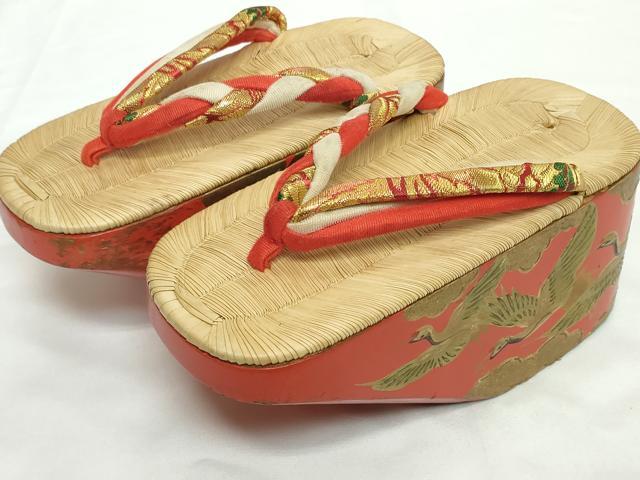 ■■■　サイズ　■■■ 長さ 19.5cm　幅 8cm　高さ 7.5cm程 ■■■　商品詳細　■■■ 状態は参考画像のように薄い汚れ・スレ・金具外れがございます。 大変上質な逸品になります。 お安く出品致しますので、是非この機会にいかがでしょうか？ ■■■　注意事項　■■■ ■モニター発色の具合により色合いが異なる場合がございます。 ■寸法は多少の誤差が生じる場合がございますのでご了承ください。 ■縫込みの長さが左右非対称の場合は短い部分を記載しております。 左右非対称であってもご返品・お値引き等の保証は出来かねますので、ご了承の上ご購入をお願い致します。 ■シミ等のチェックには注意を払っておりますが、見落としがある場合もございますし、個人の見解も様々ですので神経質な方のご購入はお控えください。 ■箪笥に入っておりました着物や帯なので畳みシワや匂いがあるものもございます。 ■お休みは基本的に土日祝となりますが、その他臨時でお休みする場合がございますのでご了承ください。 ■商品の発送は平日のみの発送となります。 ■夜間と土曜、日曜日はお問い合わせの回答が遅れる場合がございます。 ■当店では、お直し、紋入れ、お手入れ等は承っておりません。 ■生地の状態（ヤケ、経年劣化等）によってはサイズ直しが出来ない場合がございます。 その点もどうかご了承のうえ、ご購入をお願いいたします。 ■弊社で取り扱う商品は一点ものにつき、時期や在庫状況に応じて金額が変更となる場合がございます。 ■検針は行っておりません。予めご了承いただきますようお願いいたします。 ■【洗える着物】と記載のある商品におきましては、商品お届け後に洗濯を行ってしまってからのご返品にはご対応しかねます。 念の為、専門店でのお手入れをお願いいたします。 ■写真に写っている物が全てになります。それ以外の付属品はございませんのでご了承ください。 ■状態に関する写真につきましては、掲載可能な写真枚数に限りがあるため、各箇所につき1枚参考画像を掲載しております。 ■着物のサイズ目安は下記を参考ください↓ ＜女性着物＞　お端折り次第で＋5cm　−1cmが着用可能サイズ 　例）身丈170cmの場合、身長160cm〜175cm ＜男性着物＞　身丈＋約25cm〜27cm程が適応身長 　例）身丈155cmの場合、身長180〜182cm
