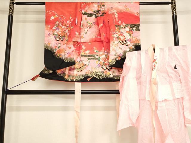 ■■■　サイズ　■■■ 【祝着】 身丈 73.5cm（肩から） 裄丈 39.5cm（肩上げ　3cm） 袖丈 61cm　縫込み 2cm 袖幅 26.5cm 前幅 16cm 後幅 19.5cm 着物縫いこみ 内揚げ 0cm （腰上げ　13cm） 裄 お袖側 約2.5cm　身頃側 約2cm 【長襦袢】 身丈 70.5cm（肩から） 裄丈 39cm（肩上げ　3cm） 袖丈 59cm　縫込み 1.5cm 袖幅 25.5cm 前幅 17.5cm 後幅 20cm 着物縫いこみ 内揚げ 0cm （腰上げ　10cm） 裄 お袖側 約6cm　身頃側 約0cm ■■■　商品詳細　■■■ 着物【化繊】の状態は接写画像のように後身頃・左袖後・下前・下前おくみ・衿・衿裏にヤケがございますが その他特に目立ったシミ汚れなどもなく大変良い状態です。 長襦袢【化繊】の状態は接写画像のように上前・右袖前に汚れがございますが その他特に目立ったシミ汚れなどもなく大変良い状態です。 お安く出品致しますので、是非この機会にいかがでしょうか？ ※若干たたみシワがございます。 ■■■　注意事項　■■■ ■モニター発色の具合により色合いが異なる場合がございます。 ■寸法は多少の誤差が生じる場合がございますのでご了承ください。 ■縫込みの長さが左右非対称の場合は短い部分を記載しております。 左右非対称であってもご返品・お値引き等の保証は出来かねますので、ご了承の上ご購入をお願い致します。 ■シミ等のチェックには注意を払っておりますが、見落としがある場合もございますし、個人の見解も様々ですので神経質な方のご購入はお控えください。 ■箪笥に入っておりました着物や帯なので畳みシワや匂いがあるものもございます。 ■お休みは基本的に土日祝となりますが、その他臨時でお休みする場合がございますのでご了承ください。 ■商品の発送は平日のみの発送となります。 ■夜間と土曜、日曜日はお問い合わせの回答が遅れる場合がございます。 ■当店では、お直し、紋入れ、お手入れ等は承っておりません。 ■生地の状態（ヤケ、経年劣化等）によってはサイズ直しが出来ない場合がございます。 その点もどうかご了承のうえ、ご購入をお願いいたします。 ■弊社で取り扱う商品は一点ものにつき、時期や在庫状況に応じて金額が変更となる場合がございます。 ■検針は行っておりません。予めご了承いただきますようお願いいたします。 ■【洗える着物】と記載のある商品におきましては、商品お届け後に洗濯を行ってしまってからのご返品にはご対応しかねます。 念の為、専門店でのお手入れをお願いいたします。 ■着物のサイズ目安は下記を参考ください↓ ＜女性着物＞　お端折り次第で＋5cm　−1cmが着用可能サイズ 　例）身丈170cmの場合、身長160cm〜175cm ＜男性着物＞　身丈＋約25cm〜27cm程が適応身長 　例）身丈155cmの場合、身長180〜182cm