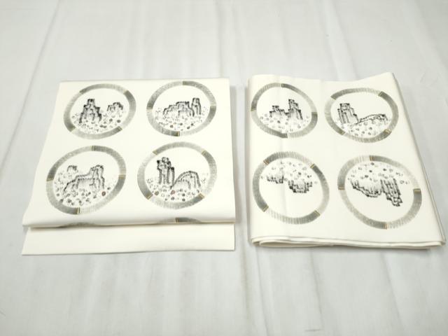 ■■■　サイズ　■■■ 胴回り長さ 253cm　太鼓幅 30.5cm程 ■■■　商品詳細　■■■ 【正絹】 状態は締めてはおりますが 特に目立ったシミ汚れなどもなく大変良い状態です。 江戸時代より続く老舗『染司よしおか』当主・吉岡幸雄氏さんによる作品です。 『染司よしおか』は、自然の植物染料の染めと、 布は手織りを用いるこだわりの工房です。 自然の恵みを用いて昔ながらの仕事を現代も続けています。 大変上質な逸品になります。 お安く出品致しますので、是非この機会にいかがでしょうか？ ■■■　注意事項　■■■ ■モニター発色の具合により色合いが異なる場合がございます。 ■寸法は多少の誤差が生じる場合がございますのでご了承ください。 ■縫込みの長さが左右非対称の場合は短い部分を記載しております。 左右非対称であってもご返品・お値引き等の保証は出来かねますので、ご了承の上ご購入をお願い致します。 ■シミ等のチェックには注意を払っておりますが、見落としがある場合もございますし、個人の見解も様々ですので神経質な方のご購入はお控えください。 ■箪笥に入っておりました着物や帯なので畳みシワや匂いがあるものもございます。 ■お休みは基本的に土日祝となりますが、その他臨時でお休みする場合がございますのでご了承ください。 ■商品の発送は平日のみの発送となります。 ■夜間と土曜、日曜日はお問い合わせの回答が遅れる場合がございます。 ■当店では、お直し、紋入れ、お手入れ等は承っておりません。 ■生地の状態（ヤケ、経年劣化等）によってはサイズ直しが出来ない場合がございます。 その点もどうかご了承のうえ、ご購入をお願いいたします。 ■弊社で取り扱う商品は一点ものにつき、時期や在庫状況に応じて金額が変更となる場合がございます。 ■検針は行っておりません。予めご了承いただきますようお願いいたします。 ■【洗える着物】と記載のある商品におきましては、商品お届け後に洗濯を行ってしまってからのご返品にはご対応しかねます。 念の為、専門店でのお手入れをお願いいたします。 ■着物のサイズ目安は下記を参考ください↓ ＜女性着物＞　お端折り次第で＋5cm　−1cmが着用可能サイズ 　例）身丈170cmの場合、身長160cm〜175cm ＜男性着物＞　身丈＋約25cm〜27cm程が適応身長 　例）身丈155cmの場合、身長180〜182cm