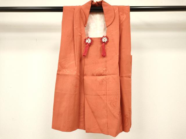 ■■■　サイズ　■■■ 【被布】 身丈 58cm（肩から） 裄丈 16.5cm（肩上げ　4cm） ■■■　商品詳細　■■■ 被布【正絹】 状態は特に目立ったシミ汚れなどもなく大変良い状態です。 大変上質な逸品になります。 お安く出品致しますので、是非この機会にいかがでしょうか？ ■■■　注意事項　■■■ ■モニター発色の具合により色合いが異なる場合がございます。 ■寸法は多少の誤差が生じる場合がございますのでご了承ください。 ■縫込みの長さが左右非対称の場合は短い部分を記載しております。 左右非対称であってもご返品・お値引き等の保証は出来かねますので、ご了承の上ご購入をお願い致します。 ■シミ等のチェックには注意を払っておりますが、見落としがある場合もございますし、個人の見解も様々ですので神経質な方のご購入はお控えください。 ■箪笥に入っておりました着物や帯なので畳みシワや匂いがあるものもございます。 ■お休みは基本的に土日祝となりますが、その他臨時でお休みする場合がございますのでご了承ください。 ■商品の発送は平日のみの発送となります。 ■夜間と土曜、日曜日はお問い合わせの回答が遅れる場合がございます。 ■当店では、お直し、紋入れ、お手入れ等は承っておりません。 ■生地の状態（ヤケ、経年劣化等）によってはサイズ直しが出来ない場合がございます。 その点もどうかご了承のうえ、ご購入をお願いいたします。 ■弊社で取り扱う商品は一点ものにつき、時期や在庫状況に応じて金額が変更となる場合がございます。 ■検針は行っておりません。予めご了承いただきますようお願いいたします。 ■【洗える着物】と記載のある商品におきましては、商品お届け後に洗濯を行ってしまってからのご返品にはご対応しかねます。 念の為、専門店でのお手入れをお願いいたします。 ■着物のサイズ目安は下記を参考ください↓ ＜女性着物＞　お端折り次第で＋5cm　−1cmが着用可能サイズ 　例）身丈170cmの場合、身長160cm〜175cm ＜男性着物＞　身丈＋約25cm〜27cm程が適応身長 　例）身丈155cmの場合、身長180〜182cm