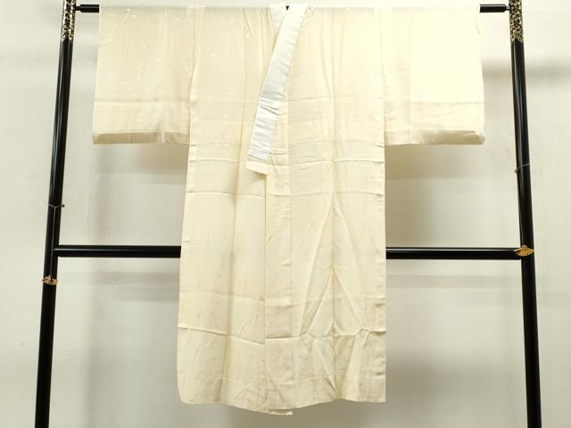 ■■■　サイズ　■■■ 身丈 120cm（肩から） 裄丈 61.5cm 袖丈 44cm　縫込み 4.5cm 袖幅 30cm 前幅 30.5cm 後幅 33cm 着物縫いこみ 内揚げ 6.5cm 裄 お袖側 約4cm　身頃側 約1.5cm ■■■　商品詳細　■■■ 【正絹】 状態は画像を添付しておりますので、そちらをご確認下さいますよう宜しくお願い致します。 大変上質な逸品になります。 お安く出品致しますので、是非この機会にいかがでしょうか？ ■■■　注意事項　■■■ ■モニター発色の具合により色合いが異なる場合がございます。 ■寸法は多少の誤差が生じる場合がございますのでご了承ください。 ■縫込みの長さが左右非対称の場合は短い部分を記載しております。 左右非対称であってもご返品・お値引き等の保証は出来かねますので、ご了承の上ご購入をお願い致します。 ■シミ等のチェックには注意を払っておりますが、見落としがある場合もございますし、個人の見解も様々ですので神経質な方のご購入はお控えください。 ■箪笥に入っておりました着物や帯なので畳みシワや匂いがあるものもございます。 ■お休みは基本的に土日祝となりますが、その他臨時でお休みする場合がございますのでご了承ください。 ■商品の発送は平日のみの発送となります。 ■夜間と土曜、日曜日はお問い合わせの回答が遅れる場合がございます。 ■当店では、お直し、紋入れ、お手入れ等は承っておりません。 ■生地の状態（ヤケ、経年劣化等）によってはサイズ直しが出来ない場合がございます。 その点もどうかご了承のうえ、ご購入をお願いいたします。 ■弊社で取り扱う商品は一点ものにつき、時期や在庫状況に応じて金額が変更となる場合がございます。 ■検針は行っておりません。予めご了承いただきますようお願いいたします。 ■【洗える着物】と記載のある商品におきましては、商品お届け後に洗濯を行ってしまってからのご返品にはご対応しかねます。 念の為、専門店でのお手入れをお願いいたします。 ■着物のサイズ目安は下記を参考ください↓ ＜女性着物＞　お端折り次第で＋5cm　−1cmが着用可能サイズ 　例）身丈170cmの場合、身長160cm〜175cm ＜男性着物＞　身丈＋約25cm〜27cm程が適応身長 　例）身丈155cmの場合、身長180〜182cm