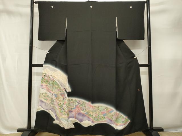 ■■■　サイズ　■■■ 身丈 158cm（肩から） 裄丈 64cm 袖丈 48cm　縫込み 3cm 袖幅 33cm 前幅 24cm 後幅 28cm 着物縫いこみ 内揚げ 6cm 裄 お袖側 約1cm　身頃側 約2cm ■■■　商品詳細　■■■ 【正絹・五つ紋・比翼仕立て】 状態は画像を添付しておりますので、そちらをご確認下さいますよう宜しくお願い致します。 大変上質な逸品になります。 お安く出品致しますので、是非この機会にいかがでしょうか？ ■■■　注意事項　■■■ ■モニター発色の具合により色合いが異なる場合がございます。 ■寸法は多少の誤差が生じる場合がございますのでご了承ください。 ■縫込みの長さが左右非対称の場合は短い部分を記載しております。 左右非対称であってもご返品・お値引き等の保証は出来かねますので、ご了承の上ご購入をお願い致します。 ■シミ等のチェックには注意を払っておりますが、見落としがある場合もございますし、個人の見解も様々ですので神経質な方のご購入はお控えください。 ■箪笥に入っておりました着物や帯なので畳みシワや匂いがあるものもございます。 ■お休みは基本的に土日祝となりますが、その他臨時でお休みする場合がございますのでご了承ください。 ■商品の発送は平日のみの発送となります。 ■夜間と土曜、日曜日はお問い合わせの回答が遅れる場合がございます。 ■当店では、お直し、紋入れ、お手入れ等は承っておりません。 ■生地の状態（ヤケ、経年劣化等）によってはサイズ直しが出来ない場合がございます。 その点もどうかご了承のうえ、ご購入をお願いいたします。 ■弊社で取り扱う商品は一点ものにつき、時期や在庫状況に応じて金額が変更となる場合がございます。 ■検針は行っておりません。予めご了承いただきますようお願いいたします。 ■【洗える着物】と記載のある商品におきましては、商品お届け後に洗濯を行ってしまってからのご返品にはご対応しかねます。 念の為、専門店でのお手入れをお願いいたします。 ■写真に写っている物が全てになります。それ以外の付属品はございませんのでご了承ください。 ■状態に関する写真につきましては、掲載可能な写真枚数に限りがあるため、各箇所につき1枚参考画像を掲載しております。 ■着物のサイズ目安は下記を参考ください↓ ＜女性着物＞　お端折り次第で＋5cm　−1cmが着用可能サイズ 　例）身丈170cmの場合、身長160cm〜175cm ＜男性着物＞　身丈＋約25cm〜27cm程が適応身長 　例）身丈155cmの場合、身長180〜182cm