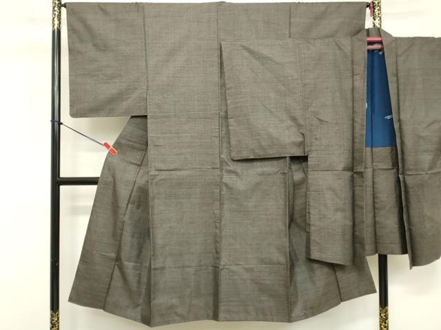 ■■■　サイズ　■■■ 【着物】 身丈 138cm（肩から） 裄丈 65cm 袖丈 51cm　縫込み 5cm 袖幅 33cm 前幅 25cm 後幅 30.5cm 着物縫いこみ 内揚げ 5cm 裄 お袖側 約2cm　身頃側 約2cm 【羽織】 身丈 93cm（肩から） 裄丈 66cm 袖丈 51cm　縫込み 0cm 袖幅 33cm 前幅 23cm 後幅 30cm 裄 お袖側 約2cm　身頃側 約2cm ■■■　商品詳細　■■■ 【正絹】 状態は特に目立ったシミ汚れなどもなく大変良い状態です。 大変上質な逸品になります。 お安く出品致しますので、是非この機会にいかがでしょうか？ ■■■　注意事項　■■■ ■モニター発色の具合により色合いが異なる場合がございます。 ■寸法は多少の誤差が生じる場合がございますのでご了承ください。 ■縫込みの長さが左右非対称の場合は短い部分を記載しております。 左右非対称であってもご返品・お値引き等の保証は出来かねますので、ご了承の上ご購入をお願い致します。 ■シミ等のチェックには注意を払っておりますが、見落としがある場合もございますし、個人の見解も様々ですので神経質な方のご購入はお控えください。 ■箪笥に入っておりました着物や帯なので畳みシワや匂いがあるものもございます。 ■お休みは基本的に土日祝となりますが、その他臨時でお休みする場合がございますのでご了承ください。 ■商品の発送は平日のみの発送となります。 ■夜間と土曜、日曜日はお問い合わせの回答が遅れる場合がございます。 ■当店では、お直し、紋入れ、お手入れ等は承っておりません。 ■生地の状態（ヤケ、経年劣化等）によってはサイズ直しが出来ない場合がございます。 その点もどうかご了承のうえ、ご購入をお願いいたします。 ■弊社で取り扱う商品は一点ものにつき、時期や在庫状況に応じて金額が変更となる場合がございます。 ■検針は行っておりません。予めご了承いただきますようお願いいたします。 ■【洗える着物】と記載のある商品におきましては、商品お届け後に洗濯を行ってしまってからのご返品にはご対応しかねます。 念の為、専門店でのお手入れをお願いいたします。 ■着物のサイズ目安は下記を参考ください↓ ＜女性着物＞　お端折り次第で＋5cm　−1cmが着用可能サイズ 　例）身丈170cmの場合、身長160cm〜175cm ＜男性着物＞　身丈＋約25cm〜27cm程が適応身長 　例）身丈155cmの場合、身長180〜182cm