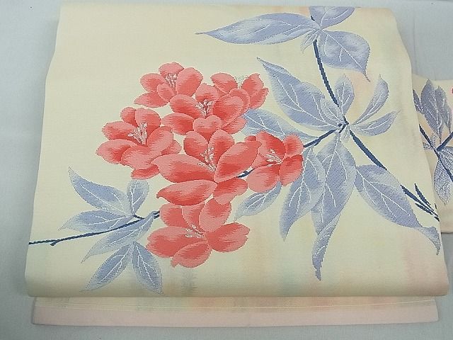 ■■■　サイズ　■■■ 長さ 358cm 幅 30.5cm程 ■■■　商品詳細　■■■ 【正絹】 状態は たれ先・胴回り・前柄に薄いシミがございますが その他特に目立ったシミ汚れなどもなく大変良い状態です。 大変上質な逸品になります。 お安く出品致しますので、是非この機会にいかがでしょうか？ ■■■　注意事項　■■■ ■モニター発色の具合により色合いが異なる場合がございます。 ■寸法は多少の誤差が生じる場合がございますのでご了承ください。 ■縫込みの長さが左右非対称の場合は短い部分を記載しております。 左右非対称であってもご返品・お値引き等の保証は出来かねますので、ご了承の上ご購入をお願い致します。 ■シミ等のチェックには注意を払っておりますが、見落としがある場合もございますし、個人の見解も様々ですので神経質な方のご購入はお控えください。 ■箪笥に入っておりました着物や帯なので畳みシワや匂いがあるものもございます。 ■お休みは基本的に土日祝となりますが、その他臨時でお休みする場合がございますのでご了承ください。 ■商品の発送は平日のみの発送となります。 ■夜間と土曜、日曜日はお問い合わせの回答が遅れる場合がございます。 ■当店では、お直し、紋入れ、お手入れ等は承っておりません。 ■生地の状態（ヤケ、経年劣化等）によってはサイズ直しが出来ない場合がございます。 その点もどうかご了承のうえ、ご購入をお願いいたします。 ■弊社で取り扱う商品は一点ものにつき、時期や在庫状況に応じて金額が変更となる場合がございます。 ■検針は行っておりません。予めご了承いただきますようお願いいたします。 ■【洗える着物】と記載のある商品におきましては、商品お届け後に洗濯を行ってしまってからのご返品にはご対応しかねます。 念の為、専門店でのお手入れをお願いいたします。 ■着物のサイズ目安は下記を参考ください↓ ＜女性着物＞　お端折り次第で＋5cm　−1cmが着用可能サイズ 　例）身丈170cmの場合、身長160cm〜175cm ＜男性着物＞　身丈＋約25cm〜27cm程が適応身長 　例）身丈155cmの場合、身長180〜182cm