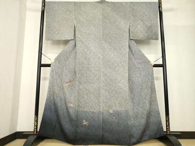 ■■■　サイズ　■■■ 身丈 162cm（肩から） 裄丈 68.5cm 袖丈 49cm　縫込み 5.5cm 袖幅 34cm 前幅 24cm 後幅 29cm 着物縫いこみ 内揚げ 5cm 裄 お袖側 約2cm　身頃側 約1cm ■■■　商品詳細　■■■ 【正絹】 状態は接写画像のように表地にヤケがございますが その他特に目立ったシミ汚れなどもなく大変良い状態です。 大変上質な逸品になります。 お安く出品致しますので、是非この機会にいかがでしょうか？ ■■■　注意事項　■■■ ■モニター発色の具合により色合いが異なる場合がございます。 ■寸法は多少の誤差が生じる場合がございますのでご了承ください。 ■縫込みの長さが左右非対称の場合は短い部分を記載しております。 左右非対称であってもご返品・お値引き等の保証は出来かねますので、ご了承の上ご購入をお願い致します。 ■シミ等のチェックには注意を払っておりますが、見落としがある場合もございますし、個人の見解も様々ですので神経質な方のご購入はお控えください。 ■箪笥に入っておりました着物や帯なので畳みシワや匂いがあるものもございます。 ■お休みは基本的に土日祝となりますが、その他臨時でお休みする場合がございますのでご了承ください。 ■商品の発送は平日のみの発送となります。 ■夜間と土曜、日曜日はお問い合わせの回答が遅れる場合がございます。 ■当店では、お直し、紋入れ、お手入れ等は承っておりません。 ■生地の状態（ヤケ、経年劣化等）によってはサイズ直しが出来ない場合がございます。 その点もどうかご了承のうえ、ご購入をお願いいたします。 ■弊社で取り扱う商品は一点ものにつき、時期や在庫状況に応じて金額が変更となる場合がございます。 ■検針は行っておりません。予めご了承いただきますようお願いいたします。 ■【洗える着物】と記載のある商品におきましては、商品お届け後に洗濯を行ってしまってからのご返品にはご対応しかねます。 念の為、専門店でのお手入れをお願いいたします。 ■着物のサイズ目安は下記を参考ください↓ ＜女性着物＞　お端折り次第で＋5cm　−1cmが着用可能サイズ 　例）身丈170cmの場合、身長160cm〜175cm ＜男性着物＞　身丈＋約25cm〜27cm程が適応身長 　例）身丈155cmの場合、身長180〜182cm
