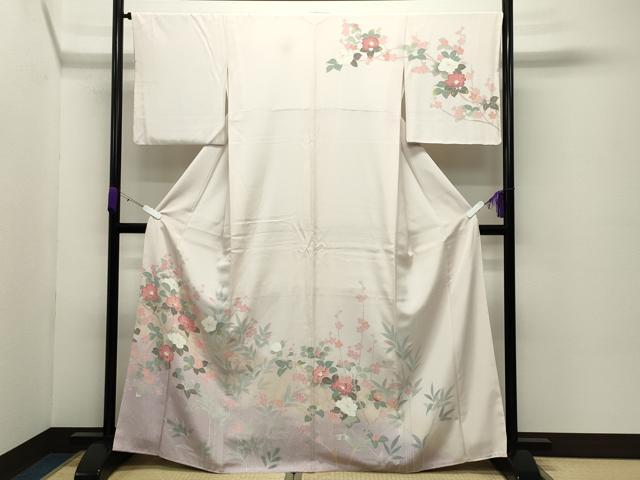 ■■■　サイズ　■■■ 身丈 166cm（肩から） 裄丈 66cm 袖丈 48.5cm　縫込み 9cm 袖幅 34cm 前幅 24cm 後幅 31cm 着物縫いこみ 内揚げ 2.5cm 裄 お袖側 約3.5cm　身頃側 約4cm ■■■　商品詳細　■■■ 【正絹】 状態は接写画像のように後身頃に薄い汚れがございますが その他特に目立ったシミ汚れなどもなく大変良い状態です。 大変上質な逸品になります。 お安く出品致しますので、是非この機会にいかがでしょうか？ ■■■　注意事項　■■■ ■モニター発色の具合により色合いが異なる場合がございます。 ■寸法は多少の誤差が生じる場合がございますのでご了承ください。 ■縫込みの長さが左右非対称の場合は短い部分を記載しております。 左右非対称であってもご返品・お値引き等の保証は出来かねますので、ご了承の上ご購入をお願い致します。 ■シミ等のチェックには注意を払っておりますが、見落としがある場合もございますし、個人の見解も様々ですので神経質な方のご購入はお控えください。 ■箪笥に入っておりました着物や帯なので畳みシワや匂いがあるものもございます。 ■お休みは基本的に土日祝となりますが、その他臨時でお休みする場合がございますのでご了承ください。 ■商品の発送は平日のみの発送となります。 ■夜間と土曜、日曜日はお問い合わせの回答が遅れる場合がございます。 ■当店では、お直し、紋入れ、お手入れ等は承っておりません。 ■生地の状態（ヤケ、経年劣化等）によってはサイズ直しが出来ない場合がございます。 その点もどうかご了承のうえ、ご購入をお願いいたします。 ■弊社で取り扱う商品は一点ものにつき、時期や在庫状況に応じて金額が変更となる場合がございます。 ■検針は行っておりません。予めご了承いただきますようお願いいたします。 ■【洗える着物】と記載のある商品におきましては、商品お届け後に洗濯を行ってしまってからのご返品にはご対応しかねます。 念の為、専門店でのお手入れをお願いいたします。 ■着物のサイズ目安は下記を参考ください↓ ＜女性着物＞　お端折り次第で＋5cm　−1cmが着用可能サイズ 　例）身丈170cmの場合、身長160cm〜175cm ＜男性着物＞　身丈＋約25cm〜27cm程が適応身長 　例）身丈155cmの場合、身長180〜182cm