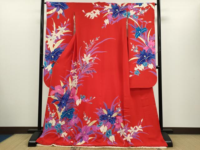 ■■■　サイズ　■■■ 身丈 172cm（肩から） 裄丈 65cm 袖丈 103cm　縫込み 5cm 袖幅 32cm 前幅 24cm 後幅 30cm 着物縫いこみ 内揚げ 0cm 裄 お袖側 約1cm　身頃側 約2cm ■■■　商品詳細　■■■ 【正絹・比翼仕立て】 状態は接写画像のよう下前・右袖・胴裏・比翼・比翼衿に薄い汚れがございますが その他特に目立ったシミ汚れなどもなく大変良い状態です。 大変上質な逸品になります。 お安く出品致しますので、是非この機会にいかがでしょうか？ ■■■　注意事項　■■■ ■モニター発色の具合により色合いが異なる場合がございます。 ■寸法は多少の誤差が生じる場合がございますのでご了承ください。 ■縫込みの長さが左右非対称の場合は短い部分を記載しております。 左右非対称であってもご返品・お値引き等の保証は出来かねますので、ご了承の上ご購入をお願い致します。 ■シミ等のチェックには注意を払っておりますが、見落としがある場合もございますし、個人の見解も様々ですので神経質な方のご購入はお控えください。 ■箪笥に入っておりました着物や帯なので畳みシワや匂いがあるものもございます。 ■お休みは基本的に土日祝となりますが、その他臨時でお休みする場合がございますのでご了承ください。 ■商品の発送は平日のみの発送となります。 ■夜間と土曜、日曜日はお問い合わせの回答が遅れる場合がございます。 ■当店では、お直し、紋入れ、お手入れ等は承っておりません。 ■生地の状態（ヤケ、経年劣化等）によってはサイズ直しが出来ない場合がございます。 その点もどうかご了承のうえ、ご購入をお願いいたします。 ■弊社で取り扱う商品は一点ものにつき、時期や在庫状況に応じて金額が変更となる場合がございます。 ■検針は行っておりません。予めご了承いただきますようお願いいたします。 ■【洗える着物】と記載のある商品におきましては、商品お届け後に洗濯を行ってしまってからのご返品にはご対応しかねます。 念の為、専門店でのお手入れをお願いいたします。 ■写真に写っている物が全てになります。 それ以外の付属品はございませんのでご了承ください。 ■状態に関する写真につきましては、掲載可能な写真枚数に限りがあるため、 各箇所につき1枚参考画像を掲載しております。 ■着物のサイズ目安は下記を参考ください↓ ＜女性着物＞　お端折り次第で＋5cm　−10cmが着用可能サイズ 　例）身丈170cmの場合、身長160cm〜175cm ＜男性着物＞　身丈＋約25cm〜27cm程が適応身長 　例）身丈155cmの場合、身長180cm〜182cm