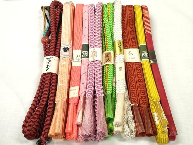 ■■■　商品詳細　■■■ 【未使用】 状態は参考画像のように若干の薄い汚れがございます。 大変上質な逸品になります。 お安く出品致しますので、是非この機会にいかがでしょうか？ ※こちらのお品はまとめての出品となりますので、 サイズ等の詳細は記載しておりません。 ご理解の上でのご入札をお願い致します。 ■■■　注意事項　■■■ ■モニター発色の具合により色合いが異なる場合がございます。 ■寸法は多少の誤差が生じる場合がございますのでご了承ください。 ■縫込みの長さが左右非対称の場合は短い部分を記載しております。 左右非対称であってもご返品・お値引き等の保証は出来かねますので、ご了承の上ご購入をお願い致します。 ■シミ等のチェックには注意を払っておりますが、見落としがある場合もございますし、個人の見解も様々ですので神経質な方のご購入はお控えください。 ■箪笥に入っておりました着物や帯なので畳みシワや匂いがあるものもございます。 ■お休みは基本的に土日祝となりますが、その他臨時でお休みする場合がございますのでご了承ください。 ■商品の発送は平日のみの発送となります。 ■夜間と土曜、日曜日はお問い合わせの回答が遅れる場合がございます。 ■当店では、お直し、紋入れ、お手入れ等は承っておりません。 ■生地の状態（ヤケ、経年劣化等）によってはサイズ直しが出来ない場合がございます。 その点もどうかご了承のうえ、ご購入をお願いいたします。 ■弊社で取り扱う商品は一点ものにつき、時期や在庫状況に応じて金額が変更となる場合がございます。 ■検針は行っておりません。予めご了承いただきますようお願いいたします。 ■【洗える着物】と記載のある商品におきましては、商品お届け後に洗濯を行ってしまってからのご返品にはご対応しかねます。 念の為、専門店でのお手入れをお願いいたします。 ■着物のサイズ目安は下記を参考ください↓ ＜女性着物＞　お端折り次第で＋5cm　−1cmが着用可能サイズ 　例）身丈170cmの場合、身長160cm〜175cm ＜男性着物＞　身丈＋約25cm〜27cm程が適応身長 　例）身丈155cmの場合、身長180〜182cm