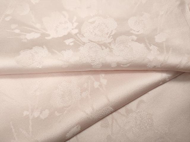 ■■■　サイズ　■■■ 身丈 162cm（肩から） 裄丈 64cm 袖丈 49cm　縫込み 7cm 袖幅 32.5cm 前幅 23cm 後幅 29.5cm 着物縫いこみ 内揚げ 3cm 裄 お袖側 約2.5cm　身頃側 約2cm ■■■　商品詳細　■■■ 【正絹・一つ紋】 状態は接写画像のように後身頃・両袖に薄い汚れがございますが その他特に目立ったシミ汚れなどもなく大変良い状態です。 大変上質な逸品になります。 お安く出品致しますので、是非この機会にいかがでしょうか？ ■■■　注意事項　■■■ ■モニター発色の具合により色合いが異なる場合がございます。 ■寸法は多少の誤差が生じる場合がございますのでご了承ください。 ■縫込みの長さが左右非対称の場合は短い部分を記載しております。 左右非対称であってもご返品・お値引き等の保証は出来かねますので、ご了承の上ご購入をお願い致します。 ■シミ等のチェックには注意を払っておりますが、見落としがある場合もございますし、個人の見解も様々ですので神経質な方のご購入はお控えください。 ■箪笥に入っておりました着物や帯なので畳みシワや匂いがあるものもございます。 ■お休みは基本的に土日祝となりますが、その他臨時でお休みする場合がございますのでご了承ください。 ■商品の発送は平日のみの発送となります。 ■夜間と土曜、日曜日はお問い合わせの回答が遅れる場合がございます。 ■当店では、お直し、紋入れ、お手入れ等は承っておりません。 ■生地の状態（ヤケ、経年劣化等）によってはサイズ直しが出来ない場合がございます。 その点もどうかご了承のうえ、ご購入をお願いいたします。 ■弊社で取り扱う商品は一点ものにつき、時期や在庫状況に応じて金額が変更となる場合がございます。 ■検針は行っておりません。予めご了承いただきますようお願いいたします。 ■【洗える着物】と記載のある商品におきましては、商品お届け後に洗濯を行ってしまってからのご返品にはご対応しかねます。 念の為、専門店でのお手入れをお願いいたします。 ■着物のサイズ目安は下記を参考ください↓ ＜女性着物＞　お端折り次第で＋5cm　−1cmが着用可能サイズ 　例）身丈170cmの場合、身長160cm〜175cm ＜男性着物＞　身丈＋約25cm〜27cm程が適応身長 　例）身丈155cmの場合、身長180〜182cm