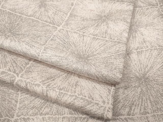 ■■■　サイズ　■■■ 身丈 164cm（肩から） 裄丈 66.5cm 袖丈 49cm　縫込み 7cm 袖幅 34cm 前幅 23.5cm 後幅 29cm 着物縫いこみ 内揚げ 8.5cm 裄 お袖側 約1cm　身頃側 約2cm ■■■　商品詳細　■■■ 【正絹】 状態は接写画像のように衿山・両袖口・胴裏に薄い汚れがございますが その他特に目立ったシミ汚れなどもなく大変良い状態です。 大変上質な逸品になります。 お安く出品致しますので、是非この機会にいかがでしょうか？ ■■■　注意事項　■■■ ■モニター発色の具合により色合いが異なる場合がございます。 ■寸法は多少の誤差が生じる場合がございますのでご了承ください。 ■縫込みの長さが左右非対称の場合は短い部分を記載しております。 左右非対称であってもご返品・お値引き等の保証は出来かねますので、ご了承の上ご購入をお願い致します。 ■シミ等のチェックには注意を払っておりますが、見落としがある場合もございますし、個人の見解も様々ですので神経質な方のご購入はお控えください。 ■箪笥に入っておりました着物や帯なので畳みシワや匂いがあるものもございます。 ■お休みは基本的に土日祝となりますが、その他臨時でお休みする場合がございますのでご了承ください。 ■商品の発送は平日のみの発送となります。 ■夜間と土曜、日曜日はお問い合わせの回答が遅れる場合がございます。 ■当店では、お直し、紋入れ、お手入れ等は承っておりません。 ■生地の状態（ヤケ、経年劣化等）によってはサイズ直しが出来ない場合がございます。 その点もどうかご了承のうえ、ご購入をお願いいたします。 ■弊社で取り扱う商品は一点ものにつき、時期や在庫状況に応じて金額が変更となる場合がございます。 ■検針は行っておりません。予めご了承いただきますようお願いいたします。 ■【洗える着物】と記載のある商品におきましては、商品お届け後に洗濯を行ってしまってからのご返品にはご対応しかねます。 念の為、専門店でのお手入れをお願いいたします。 ■着物のサイズ目安は下記を参考ください↓ ＜女性着物＞　お端折り次第で＋5cm　−1cmが着用可能サイズ 　例）身丈170cmの場合、身長160cm〜175cm ＜男性着物＞　身丈＋約25cm〜27cm程が適応身長 　例）身丈155cmの場合、身長180〜182cm