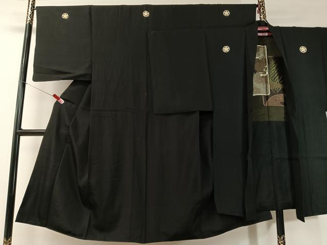 ■■■　サイズ　■■■ 【着物】 身丈 136cm（肩から） 裄丈 66cm 袖丈 50cm　縫込み 4cm 袖幅 33.5cm 前幅 22.5cm 後幅 30.5cm 着物縫いこみ 内揚げ 10cm 裄 お袖側 約3.5cm　身頃側 約3.5cm 【羽織】 身丈 104cm（肩から） 裄丈 67cm 袖丈 51cm　縫込み 5cm 袖幅 34cm 前幅 20cm 後幅 31cm 裄 お袖側 約3cm　身頃側 約3cm ■■■　商品詳細　■■■ 【正絹・五つ紋】 状態は特に目立ったシミ汚れなどもなく大変良い状態です。 大変上質な逸品になります。 お安く出品致しますので、是非この機会にいかがでしょうか？ ■■■　注意事項　■■■ ■モニター発色の具合により色合いが異なる場合がございます。 ■寸法は多少の誤差が生じる場合がございますのでご了承ください。 ■縫込みの長さが左右非対称の場合は短い部分を記載しております。 左右非対称であってもご返品・お値引き等の保証は出来かねますので、ご了承の上ご購入をお願い致します。 ■シミ等のチェックには注意を払っておりますが、見落としがある場合もございますし、個人の見解も様々ですので神経質な方のご購入はお控えください。 ■箪笥に入っておりました着物や帯なので畳みシワや匂いがあるものもございます。 ■お休みは基本的に土日祝となりますが、その他臨時でお休みする場合がございますのでご了承ください。 ■商品の発送は平日のみの発送となります。 ■夜間と土曜、日曜日はお問い合わせの回答が遅れる場合がございます。 ■当店では、お直し、紋入れ、お手入れ等は承っておりません。 ■生地の状態（ヤケ、経年劣化等）によってはサイズ直しが出来ない場合がございます。 その点もどうかご了承のうえ、ご購入をお願いいたします。 ■弊社で取り扱う商品は一点ものにつき、時期や在庫状況に応じて金額が変更となる場合がございます。 ■検針は行っておりません。予めご了承いただきますようお願いいたします。 ■【洗える着物】と記載のある商品におきましては、商品お届け後に洗濯を行ってしまってからのご返品にはご対応しかねます。 念の為、専門店でのお手入れをお願いいたします。 ■着物のサイズ目安は下記を参考ください↓ ＜女性着物＞　お端折り次第で＋5cm　−1cmが着用可能サイズ 　例）身丈170cmの場合、身長160cm〜175cm ＜男性着物＞　身丈＋約25cm〜27cm程が適応身長 　例）身丈155cmの場合、身長180〜182cm