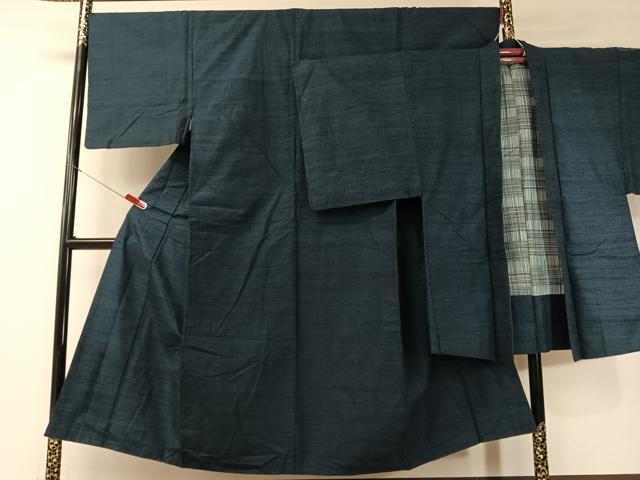 ■■■　サイズ　■■■ 【着物】 身丈 146.5cm（肩から） 裄丈 67.5cm 袖丈 49.5cm　縫込み 4cm 袖幅 34cm 前幅 24.5cm 後幅 32cm 着物縫いこみ 内揚げ 7cm 裄 お袖側 約3.5cm　身頃側 約3.5cm 【羽織】 身丈 96cm（肩から） 裄丈 70cm 袖丈 49.5cm　縫込み 3.5cm 袖幅 35cm 前幅 19.5cm 後幅 33cm 裄 お袖側 約2.5cm　身頃側 約2.5cm ■■■　商品詳細　■■■ 【正絹】 状態は特に目立ったシミ汚れなどもなく大変良い状態です。 大変上質な逸品になります。 お安く出品致しますので、是非この機会にいかがでしょうか？ ■■■　注意事項　■■■ ■モニター発色の具合により色合いが異なる場合がございます。 ■寸法は多少の誤差が生じる場合がございますのでご了承ください。 ■縫込みの長さが左右非対称の場合は短い部分を記載しております。 左右非対称であってもご返品・お値引き等の保証は出来かねますので、ご了承の上ご購入をお願い致します。 ■シミ等のチェックには注意を払っておりますが、見落としがある場合もございますし、個人の見解も様々ですので神経質な方のご購入はお控えください。 ■箪笥に入っておりました着物や帯なので畳みシワや匂いがあるものもございます。 ■お休みは基本的に土日祝となりますが、その他臨時でお休みする場合がございますのでご了承ください。 ■商品の発送は平日のみの発送となります。 ■夜間と土曜、日曜日はお問い合わせの回答が遅れる場合がございます。 ■当店では、お直し、紋入れ、お手入れ等は承っておりません。 ■生地の状態（ヤケ、経年劣化等）によってはサイズ直しが出来ない場合がございます。 その点もどうかご了承のうえ、ご購入をお願いいたします。 ■弊社で取り扱う商品は一点ものにつき、時期や在庫状況に応じて金額が変更となる場合がございます。 ■検針は行っておりません。予めご了承いただきますようお願いいたします。 ■【洗える着物】と記載のある商品におきましては、商品お届け後に洗濯を行ってしまってからのご返品にはご対応しかねます。 念の為、専門店でのお手入れをお願いいたします。 ■着物のサイズ目安は下記を参考ください↓ ＜女性着物＞　お端折り次第で＋5cm　−1cmが着用可能サイズ 　例）身丈170cmの場合、身長160cm〜175cm ＜男性着物＞　身丈＋約25cm〜27cm程が適応身長 　例）身丈155cmの場合、身長180〜182cm