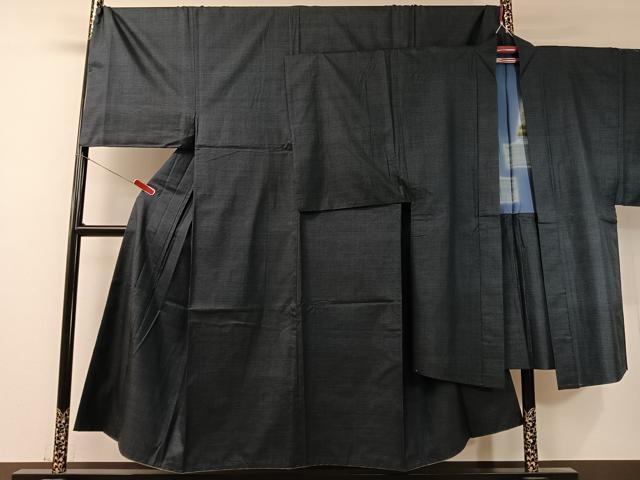 ■■■　サイズ　■■■ 【着物】 身丈 149.5cm（肩から） 裄丈 72cm 袖丈 52.5cm　縫込み 3.5cm 袖幅 36cm 前幅 28.5cm 後幅 33cm 着物縫いこみ 内揚げ 11cm 裄 お袖側 約1cm　身頃側 約1cm 【羽織】 身丈 104.5cm（肩から） 裄丈 73.5cm 袖丈 53cm　縫込み 4cm 袖幅 37cm 前幅 24.5cm 後幅 33cm 裄 お袖側 約1cm　身頃側 約4.5cm ■■■　商品詳細　■■■ 【正絹】 状態は特に目立ったシミ汚れなどもなく大変良い状態です。 大変上質な逸品になります。 お安く出品致しますので、是非この機会にいかがでしょうか？ ※若干たたみシワがございます。 ■■■　注意事項　■■■ ■モニター発色の具合により色合いが異なる場合がございます。 ■寸法は多少の誤差が生じる場合がございますのでご了承ください。 ■縫込みの長さが左右非対称の場合は短い部分を記載しております。 左右非対称であってもご返品・お値引き等の保証は出来かねますので、ご了承の上ご購入をお願い致します。 ■シミ等のチェックには注意を払っておりますが、見落としがある場合もございますし、個人の見解も様々ですので神経質な方のご購入はお控えください。 ■箪笥に入っておりました着物や帯なので畳みシワや匂いがあるものもございます。 ■お休みは基本的に土日祝となりますが、その他臨時でお休みする場合がございますのでご了承ください。 ■商品の発送は平日のみの発送となります。 ■夜間と土曜、日曜日はお問い合わせの回答が遅れる場合がございます。 ■当店では、お直し、紋入れ、お手入れ等は承っておりません。 ■生地の状態（ヤケ、経年劣化等）によってはサイズ直しが出来ない場合がございます。 その点もどうかご了承のうえ、ご購入をお願いいたします。 ■弊社で取り扱う商品は一点ものにつき、時期や在庫状況に応じて金額が変更となる場合がございます。 ■検針は行っておりません。予めご了承いただきますようお願いいたします。 ■【洗える着物】と記載のある商品におきましては、商品お届け後に洗濯を行ってしまってからのご返品にはご対応しかねます。 念の為、専門店でのお手入れをお願いいたします。 ■着物のサイズ目安は下記を参考ください↓ ＜女性着物＞　お端折り次第で＋5cm　−1cmが着用可能サイズ 　例）身丈170cmの場合、身長160cm〜175cm ＜男性着物＞　身丈＋約25cm〜27cm程が適応身長 　例）身丈155cmの場合、身長180〜182cm
