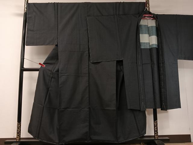 ■■■　サイズ　■■■ 【着物】 身丈 155cm（肩から） 裄丈 69.5cm 袖丈 52.5cm　縫込み 2cm 袖幅 35cm 前幅 26.5cm 後幅 30.5cm 着物縫いこみ 内揚げ 4cm 裄 お袖側 約1cm　身頃側 約1cm 【羽織】 身丈 103.5cm（肩から） 裄丈 70cm 袖丈 53cm　縫込み 2cm 袖幅 35cm 前幅 18cm 後幅 31cm 裄 お袖側 約1cm　身頃側 約0cm ■■■　商品詳細　■■■ 【正絹・未使用】 状態は特に目立ったシミ汚れなどもなく大変良い状態です。 大変上質な逸品になります。 お安く出品致しますので、是非この機会にいかがでしょうか？ ■■■　注意事項　■■■ ■モニター発色の具合により色合いが異なる場合がございます。 ■寸法は多少の誤差が生じる場合がございますのでご了承ください。 ■縫込みの長さが左右非対称の場合は短い部分を記載しております。 左右非対称であってもご返品・お値引き等の保証は出来かねますので、ご了承の上ご購入をお願い致します。 ■シミ等のチェックには注意を払っておりますが、見落としがある場合もございますし、個人の見解も様々ですので神経質な方のご購入はお控えください。 ■箪笥に入っておりました着物や帯なので畳みシワや匂いがあるものもございます。 ■お休みは基本的に土日祝となりますが、その他臨時でお休みする場合がございますのでご了承ください。 ■商品の発送は平日のみの発送となります。 ■夜間と土曜、日曜日はお問い合わせの回答が遅れる場合がございます。 ■当店では、お直し、紋入れ、お手入れ等は承っておりません。 ■生地の状態（ヤケ、経年劣化等）によってはサイズ直しが出来ない場合がございます。 その点もどうかご了承のうえ、ご購入をお願いいたします。 ■弊社で取り扱う商品は一点ものにつき、時期や在庫状況に応じて金額が変更となる場合がございます。 ■検針は行っておりません。予めご了承いただきますようお願いいたします。 ■【洗える着物】と記載のある商品におきましては、商品お届け後に洗濯を行ってしまってからのご返品にはご対応しかねます。 念の為、専門店でのお手入れをお願いいたします。 ■着物のサイズ目安は下記を参考ください↓ ＜女性着物＞　お端折り次第で＋5cm　−1cmが着用可能サイズ 　例）身丈170cmの場合、身長160cm〜175cm ＜男性着物＞　身丈＋約25cm〜27cm程が適応身長 　例）身丈155cmの場合、身長180〜182cm