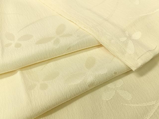 ■■■　サイズ　■■■ 身丈 128.5cm（肩から） 裄丈 64cm 袖丈 55cm　縫込み 4cm 袖幅 33cm 前幅 26.5cm 後幅 30.5cm 着物縫いこみ 内揚げ 5cm 裄 お袖側 約1cm　身頃側 約2cm ■■■　商品詳細　■■■ 【正絹・未使用】 状態は接写画像のように後身頃に薄い汚れがございますが その他特に目立ったシミ汚れなどもなく大変良い状態です。 大変上質な逸品になります。 お安く出品致しますので、是非この機会にいかがでしょうか？ ■■■　注意事項　■■■ ■モニター発色の具合により色合いが異なる場合がございます。 ■寸法は多少の誤差が生じる場合がございますのでご了承ください。 ■縫込みの長さが左右非対称の場合は短い部分を記載しております。 左右非対称であってもご返品・お値引き等の保証は出来かねますので、ご了承の上ご購入をお願い致します。 ■シミ等のチェックには注意を払っておりますが、見落としがある場合もございますし、個人の見解も様々ですので神経質な方のご購入はお控えください。 ■箪笥に入っておりました着物や帯なので畳みシワや匂いがあるものもございます。 ■お休みは基本的に土日祝となりますが、その他臨時でお休みする場合がございますのでご了承ください。 ■商品の発送は平日のみの発送となります。 ■夜間と土曜、日曜日はお問い合わせの回答が遅れる場合がございます。 ■当店では、お直し、紋入れ、お手入れ等は承っておりません。 ■生地の状態（ヤケ、経年劣化等）によってはサイズ直しが出来ない場合がございます。 その点もどうかご了承のうえ、ご購入をお願いいたします。 ■弊社で取り扱う商品は一点ものにつき、時期や在庫状況に応じて金額が変更となる場合がございます。 ■検針は行っておりません。予めご了承いただきますようお願いいたします。 ■【洗える着物】と記載のある商品におきましては、商品お届け後に洗濯を行ってしまってからのご返品にはご対応しかねます。 念の為、専門店でのお手入れをお願いいたします。 ■着物のサイズ目安は下記を参考ください↓ ＜女性着物＞　お端折り次第で＋5cm　−1cmが着用可能サイズ 　例）身丈170cmの場合、身長160cm〜175cm ＜男性着物＞　身丈＋約25cm〜27cm程が適応身長 　例）身丈155cmの場合、身長180〜182cm