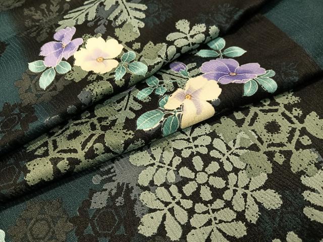 ■■■　サイズ　■■■ 身丈 166cm（肩から） 裄丈 69cm 袖丈 48.5cm　縫込み 3.5cm 袖幅 35cm 前幅 25.5cm 後幅 31cm 着物縫いこみ 内揚げ 0cm 裄 お袖側 約3cm　身頃側 約0cm ■■■　商品詳細　■■■ 【化繊】 状態は接写画像のように袖口に薄い汚れがございますが その他特に目立ったシミ汚れなどもなく大変良い状態です。 1974年10月、アンリ・リュ・シャピュイ（Mr.Henri-Luc Chapuis）は、 南フランス・カンヌにH・L社を設立。翌1975年には、 最初のコレクションをカンヌ、ニース、パリで発表。 新鮮な素材感覚とビビットなオリジナルカラーが喝采を浴び、 新進気鋭のデザイナーとして、アンリ・リュ・シャンピュイは ヨーロッパファッション界の注目を集めました。 以来彼の発表するコレクションは毎シーズン話題になり、 ＜H・L＞は コートダジュールを代表するリッチなカジュアルブランドとして、 その地位を確固たるものにしたのです。 ヨーロッパはもとより日本においても高い評価と人気を獲得しています。 お安く出品致しますので、是非この機会にいかがでしょうか？※ご自身で洗濯された場合の保証はできかねます。 専門店にご相談ください。 ■■■　注意事項　■■■ ■モニター発色の具合により色合いが異なる場合がございます。 ■寸法は多少の誤差が生じる場合がございますのでご了承ください。 ■縫込みの長さが左右非対称の場合は短い部分を記載しております。 左右非対称であってもご返品・お値引き等の保証は出来かねますので、ご了承の上ご購入をお願い致します。 ■シミ等のチェックには注意を払っておりますが、見落としがある場合もございますし、個人の見解も様々ですので神経質な方のご購入はお控えください。 ■箪笥に入っておりました着物や帯なので畳みシワや匂いがあるものもございます。 ■お休みは基本的に土日祝となりますが、その他臨時でお休みする場合がございますのでご了承ください。 ■商品の発送は平日のみの発送となります。 ■夜間と土曜、日曜日はお問い合わせの回答が遅れる場合がございます。 ■当店では、お直し、紋入れ、お手入れ等は承っておりません。 ■生地の状態（ヤケ、経年劣化等）によってはサイズ直しが出来ない場合がございます。 その点もどうかご了承のうえ、ご購入をお願いいたします。 ■弊社で取り扱う商品は一点ものにつき、時期や在庫状況に応じて金額が変更となる場合がございます。 ■検針は行っておりません。予めご了承いただきますようお願いいたします。 ■【洗える着物】と記載のある商品におきましては、商品お届け後に洗濯を行ってしまってからのご返品にはご対応しかねます。 念の為、専門店でのお手入れをお願いいたします。 ■着物のサイズ目安は下記を参考ください↓ ＜女性着物＞　お端折り次第で＋5cm　−1cmが着用可能サイズ 　例）身丈170cmの場合、身長160cm〜175cm ＜男性着物＞　身丈＋約25cm〜27cm程が適応身長 　例）身丈155cmの場合、身長180〜182cm