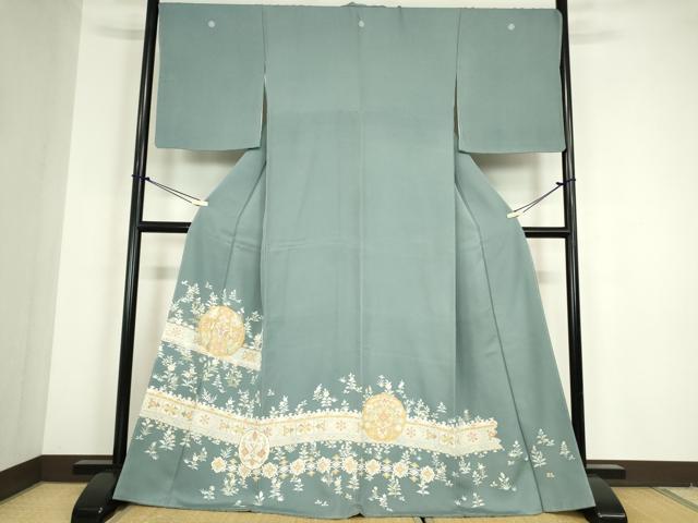 ■■■　サイズ　■■■ 身丈 166cm（肩から） 裄丈 70.5cm 袖丈 53cm　縫込み 2cm 袖幅 35cm 前幅 25.5cm 後幅 30.5cm 着物縫いこみ 内揚げ 3cm 裄 お袖側 約0cm　身頃側 約1cm ■■■　商品詳細　■■■ 【正絹・五つ紋・比翼仕立て・未使用】 状態は接写画像のように両袖 縫い目付近に色褪せがございますが その他特に目立ったシミ汚れなどもなく大変良い状態です。 大変上質な逸品になります。 お安く出品致しますので、是非この機会にいかがでしょうか？ ■■■　注意事項　■■■ ■モニター発色の具合により色合いが異なる場合がございます。 ■寸法は多少の誤差が生じる場合がございますのでご了承ください。 ■縫込みの長さが左右非対称の場合は短い部分を記載しております。 左右非対称であってもご返品・お値引き等の保証は出来かねますので、ご了承の上ご購入をお願い致します。 ■シミ等のチェックには注意を払っておりますが、見落としがある場合もございますし、個人の見解も様々ですので神経質な方のご購入はお控えください。 ■箪笥に入っておりました着物や帯なので畳みシワや匂いがあるものもございます。 ■お休みは基本的に土日祝となりますが、その他臨時でお休みする場合がございますのでご了承ください。 ■商品の発送は平日のみの発送となります。 ■夜間と土曜、日曜日はお問い合わせの回答が遅れる場合がございます。 ■当店では、お直し、紋入れ、お手入れ等は承っておりません。 ■生地の状態（ヤケ、経年劣化等）によってはサイズ直しが出来ない場合がございます。 その点もどうかご了承のうえ、ご購入をお願いいたします。 ■弊社で取り扱う商品は一点ものにつき、時期や在庫状況に応じて金額が変更となる場合がございます。 ■検針は行っておりません。予めご了承いただきますようお願いいたします。 ■【洗える着物】と記載のある商品におきましては、商品お届け後に洗濯を行ってしまってからのご返品にはご対応しかねます。 念の為、専門店でのお手入れをお願いいたします。 ■着物のサイズ目安は下記を参考ください↓ ＜女性着物＞　お端折り次第で＋5cm　−1cmが着用可能サイズ 　例）身丈170cmの場合、身長160cm〜175cm ＜男性着物＞　身丈＋約25cm〜27cm程が適応身長 　例）身丈155cmの場合、身長180〜182cm