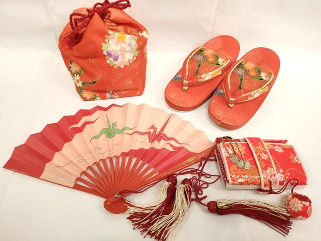 ■■■　サイズ　■■■ 【草　履】 長さ　　 17.5cm 幅　　　 6.5cm 踵高さ　 4.5cm 【バッグ】 横　　　9.5cm 縦　　　14cm 奥行き　10cm ■■■　商品詳細　■■■ 状態は参考画像のように巾着・草履・ビラ簪に汚れがございます。 その他特に目立ったシミ汚れなどもなく大変良い状態です。 大変上質な逸品になります。 お安く出品致しますので、是非この機会にいかがでしょうか？ ■■■　注意事項　■■■ ■モニター発色の具合により色合いが異なる場合がございます。 ■寸法は多少の誤差が生じる場合がございますのでご了承ください。 ■縫込みの長さが左右非対称の場合は短い部分を記載しております。 左右非対称であってもご返品・お値引き等の保証は出来かねますので、ご了承の上ご購入をお願い致します。 ■シミ等のチェックには注意を払っておりますが、見落としがある場合もございますし、個人の見解も様々ですので神経質な方のご購入はお控えください。 ■箪笥に入っておりました着物や帯なので畳みシワや匂いがあるものもございます。 ■お休みは基本的に土日祝となりますが、その他臨時でお休みする場合がございますのでご了承ください。 ■商品の発送は平日のみの発送となります。 ■夜間と土曜、日曜日はお問い合わせの回答が遅れる場合がございます。 ■当店では、お直し、紋入れ、お手入れ等は承っておりません。 ■生地の状態（ヤケ、経年劣化等）によってはサイズ直しが出来ない場合がございます。 その点もどうかご了承のうえ、ご購入をお願いいたします。 ■弊社で取り扱う商品は一点ものにつき、時期や在庫状況に応じて金額が変更となる場合がございます。 ■検針は行っておりません。予めご了承いただきますようお願いいたします。 ■【洗える着物】と記載のある商品におきましては、商品お届け後に洗濯を行ってしまってからのご返品にはご対応しかねます。 念の為、専門店でのお手入れをお願いいたします。 ■写真に写っている物が全てになります。それ以外の付属品はございませんのでご了承ください。 ■状態に関する写真につきましては、掲載可能な写真枚数に限りがあるため、各箇所につき1枚参考画像を掲載しております。 ■着物のサイズ目安は下記を参考ください↓ ＜女性着物＞　お端折り次第で＋5cm　−1cmが着用可能サイズ 　例）身丈170cmの場合、身長160cm〜175cm ＜男性着物＞　身丈＋約25cm〜27cm程が適応身長 　例）身丈155cmの場合、身長180〜182cm