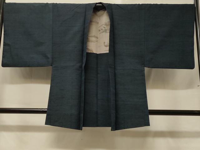 ■■■　サイズ　■■■ 身丈 86cm（肩から） 裄丈 69cm 袖丈 47cm　縫込み 4cm 袖幅 35cm 前幅 19.5cm 後幅 31cm 裄 お袖側 約1cm　身頃側 約1.5cm ■■■　商品詳細　■■■ 【正絹】 状態は特に目立ったシミ汚れなどもなく大変良い状態です。 大変上質な逸品になります。 お安く出品致しますので、是非この機会にいかがでしょうか？ ■■■　注意事項　■■■ ■モニター発色の具合により色合いが異なる場合がございます。 ■寸法は多少の誤差が生じる場合がございますのでご了承ください。 ■縫込みの長さが左右非対称の場合は短い部分を記載しております。 左右非対称であってもご返品・お値引き等の保証は出来かねますので、ご了承の上ご購入をお願い致します。 ■シミ等のチェックには注意を払っておりますが、見落としがある場合もございますし、個人の見解も様々ですので神経質な方のご購入はお控えください。 ■箪笥に入っておりました着物や帯なので畳みシワや匂いがあるものもございます。 ■お休みは基本的に土日祝となりますが、その他臨時でお休みする場合がございますのでご了承ください。 ■商品の発送は平日のみの発送となります。 ■夜間と土曜、日曜日はお問い合わせの回答が遅れる場合がございます。 ■当店では、お直し、紋入れ、お手入れ等は承っておりません。 ■生地の状態（ヤケ、経年劣化等）によってはサイズ直しが出来ない場合がございます。 その点もどうかご了承のうえ、ご購入をお願いいたします。 ■弊社で取り扱う商品は一点ものにつき、時期や在庫状況に応じて金額が変更となる場合がございます。 ■検針は行っておりません。予めご了承いただきますようお願いいたします。 ■【洗える着物】と記載のある商品におきましては、商品お届け後に洗濯を行ってしまってからのご返品にはご対応しかねます。 念の為、専門店でのお手入れをお願いいたします。 ■着物のサイズ目安は下記を参考ください↓ ＜女性着物＞　お端折り次第で＋5cm　−1cmが着用可能サイズ 　例）身丈170cmの場合、身長160cm〜175cm ＜男性着物＞　身丈＋約25cm〜27cm程が適応身長 　例）身丈155cmの場合、身長180〜182cm