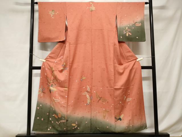 ■■■　サイズ　■■■ 身丈 154cm（肩から） 裄丈 63cm 袖丈 48cm　縫込み 15cm 袖幅 33cm 前幅 22cm 後幅 27cm 着物縫いこみ 内揚げ 12cm 裄 お袖側 約3cm　身頃側 約5cm ■■■　商品詳細　■■■ 【正絹】 状態は特に目立ったシミ汚れなどもなく大変良い状態です。 大変上質な逸品になります。 お安く出品致しますので、是非この機会にいかがでしょうか？ ■■■　注意事項　■■■ ■モニター発色の具合により色合いが異なる場合がございます。 ■寸法は多少の誤差が生じる場合がございますのでご了承ください。 ■縫込みの長さが左右非対称の場合は短い部分を記載しております。 左右非対称であってもご返品・お値引き等の保証は出来かねますので、ご了承の上ご購入をお願い致します。 ■シミ等のチェックには注意を払っておりますが、見落としがある場合もございますし、個人の見解も様々ですので神経質な方のご購入はお控えください。 ■箪笥に入っておりました着物や帯なので畳みシワや匂いがあるものもございます。 ■お休みは基本的に土日祝となりますが、その他臨時でお休みする場合がございますのでご了承ください。 ■商品の発送は平日のみの発送となります。 ■夜間と土曜、日曜日はお問い合わせの回答が遅れる場合がございます。 ■当店では、お直し、紋入れ、お手入れ等は承っておりません。 ■生地の状態（ヤケ、経年劣化等）によってはサイズ直しが出来ない場合がございます。 その点もどうかご了承のうえ、ご購入をお願いいたします。 ■弊社で取り扱う商品は一点ものにつき、時期や在庫状況に応じて金額が変更となる場合がございます。 ■検針は行っておりません。予めご了承いただきますようお願いいたします。 ■【洗える着物】と記載のある商品におきましては、商品お届け後に洗濯を行ってしまってからのご返品にはご対応しかねます。 念の為、専門店でのお手入れをお願いいたします。 ■着物のサイズ目安は下記を参考ください↓ ＜女性着物＞　お端折り次第で＋5cm　−1cmが着用可能サイズ 　例）身丈170cmの場合、身長160cm〜175cm ＜男性着物＞　身丈＋約25cm〜27cm程が適応身長 　例）身丈155cmの場合、身長180〜182cm