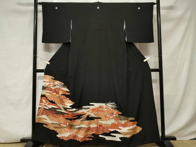 ■■■　サイズ　■■■ 身丈 161cm（肩から） 裄丈 64cm 袖丈 47cm　縫込み 8cm 袖幅 34cm 前幅 25cm 後幅 31cm 着物縫いこみ 内揚げ 5cm 裄 お袖側 約1cm　身頃側 約3cm ■■■　商品詳細　■■■ 【正絹・五つ紋・比翼仕立て】 状態は画像を添付しておりますので、そちらをご確認下さいますよう宜しくお願い致します。 大変上質な逸品になります。 お安く出品致しますので、是非この機会にいかがでしょうか？ ■■■　注意事項　■■■ ■モニター発色の具合により色合いが異なる場合がございます。 ■寸法は多少の誤差が生じる場合がございますのでご了承ください。 ■縫込みの長さが左右非対称の場合は短い部分を記載しております。 左右非対称であってもご返品・お値引き等の保証は出来かねますので、ご了承の上ご購入をお願い致します。 ■シミ等のチェックには注意を払っておりますが、見落としがある場合もございますし、個人の見解も様々ですので神経質な方のご購入はお控えください。 ■箪笥に入っておりました着物や帯なので畳みシワや匂いがあるものもございます。 ■お休みは基本的に土日祝となりますが、その他臨時でお休みする場合がございますのでご了承ください。 ■商品の発送は平日のみの発送となります。 ■夜間と土曜、日曜日はお問い合わせの回答が遅れる場合がございます。 ■当店では、お直し、紋入れ、お手入れ等は承っておりません。 ■生地の状態（ヤケ、経年劣化等）によってはサイズ直しが出来ない場合がございます。 その点もどうかご了承のうえ、ご購入をお願いいたします。 ■弊社で取り扱う商品は一点ものにつき、時期や在庫状況に応じて金額が変更となる場合がございます。 ■検針は行っておりません。予めご了承いただきますようお願いいたします。 ■【洗える着物】と記載のある商品におきましては、商品お届け後に洗濯を行ってしまってからのご返品にはご対応しかねます。 念の為、専門店でのお手入れをお願いいたします。 ■着物のサイズ目安は下記を参考ください↓ ＜女性着物＞　お端折り次第で＋5cm　−1cmが着用可能サイズ 　例）身丈170cmの場合、身長160cm〜175cm ＜男性着物＞　身丈＋約25cm〜27cm程が適応身長 　例）身丈155cmの場合、身長180〜182cm