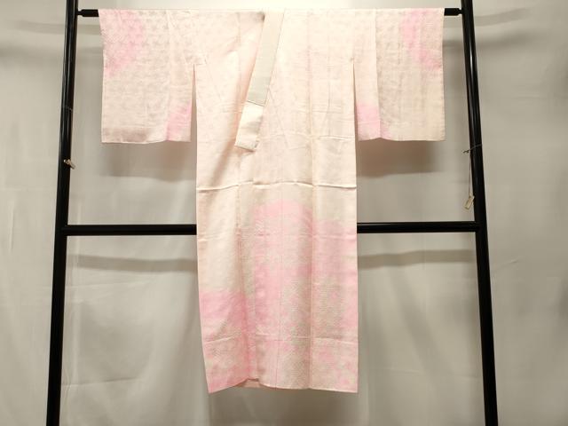■■■　サイズ　■■■ 身丈 130cm（肩から） 裄丈 63cm 袖丈 47cm　縫込み 5cm 袖幅 32cm 前幅 27cm 後幅 31cm 着物縫いこみ 内揚げ 0cm 裄 お袖側 約3cm　身頃側 約2cm ■■■　商品詳細　■■■ 【正絹】 状態は特に目立ったシミ汚れなどもなく大変良い状態です。 大変上質な逸品になります。 お安く出品致しますので、是非この機会にいかがでしょうか？ ■■■　注意事項　■■■ ■モニター発色の具合により色合いが異なる場合がございます。 ■寸法は多少の誤差が生じる場合がございますのでご了承ください。 ■縫込みの長さが左右非対称の場合は短い部分を記載しております。 左右非対称であってもご返品・お値引き等の保証は出来かねますので、ご了承の上ご購入をお願い致します。 ■シミ等のチェックには注意を払っておりますが、見落としがある場合もございますし、個人の見解も様々ですので神経質な方のご購入はお控えください。 ■箪笥に入っておりました着物や帯なので畳みシワや匂いがあるものもございます。 ■お休みは基本的に土日祝となりますが、その他臨時でお休みする場合がございますのでご了承ください。 ■商品の発送は平日のみの発送となります。 ■夜間と土曜、日曜日はお問い合わせの回答が遅れる場合がございます。 ■当店では、お直し、紋入れ、お手入れ等は承っておりません。 ■生地の状態（ヤケ、経年劣化等）によってはサイズ直しが出来ない場合がございます。 その点もどうかご了承のうえ、ご購入をお願いいたします。 ■弊社で取り扱う商品は一点ものにつき、時期や在庫状況に応じて金額が変更となる場合がございます。 ■検針は行っておりません。予めご了承いただきますようお願いいたします。 ■【洗える着物】と記載のある商品におきましては、商品お届け後に洗濯を行ってしまってからのご返品にはご対応しかねます。 念の為、専門店でのお手入れをお願いいたします。 ■写真に写っている物が全てになります。それ以外の付属品はございませんのでご了承ください。 ■状態に関する写真につきましては、掲載可能な写真枚数に限りがあるため、各箇所につき1枚参考画像を掲載しております。 ■着物のサイズ目安は下記を参考ください↓ ＜女性着物＞　お端折り次第で＋5cm　−1cmが着用可能サイズ 　例）身丈170cmの場合、身長160cm〜175cm ＜男性着物＞　身丈＋約25cm〜27cm程が適応身長 　例）身丈155cmの場合、身長180〜182cm