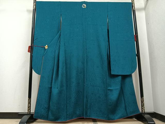 ■■■　サイズ　■■■ 身丈 158cm（肩から） 裄丈 68.5cm 袖丈 103.5cm　縫込み 8.5cm 袖幅 34cm 前幅 24cm 後幅 30.5cm 着物縫いこみ 内揚げ 8cm 裄 お袖側 約0cm　身頃側 約0cm ■■■　商品詳細　■■■ 【正絹・洒落一つ紋】 状態は接写画像のように衿山に薄い汚れがございますが その他特に目立ったシミ汚れなどもなく大変良い状態です。 大変上質な逸品になります。 お安く出品致しますので、是非この機会にいかがでしょうか？ ■■■　注意事項　■■■ ■モニター発色の具合により色合いが異なる場合がございます。 ■寸法は多少の誤差が生じる場合がございますのでご了承ください。 ■縫込みの長さが左右非対称の場合は短い部分を記載しております。 左右非対称であってもご返品・お値引き等の保証は出来かねますので、ご了承の上ご購入をお願い致します。 ■シミ等のチェックには注意を払っておりますが、見落としがある場合もございますし、個人の見解も様々ですので神経質な方のご購入はお控えください。 ■箪笥に入っておりました着物や帯なので畳みシワや匂いがあるものもございます。 ■お休みは基本的に土日祝となりますが、その他臨時でお休みする場合がございますのでご了承ください。 ■商品の発送は平日のみの発送となります。 ■夜間と土曜、日曜日はお問い合わせの回答が遅れる場合がございます。 ■当店では、お直し、紋入れ、お手入れ等は承っておりません。 ■生地の状態（ヤケ、経年劣化等）によってはサイズ直しが出来ない場合がございます。 その点もどうかご了承のうえ、ご購入をお願いいたします。 ■弊社で取り扱う商品は一点ものにつき、時期や在庫状況に応じて金額が変更となる場合がございます。 ■検針は行っておりません。予めご了承いただきますようお願いいたします。 ■【洗える着物】と記載のある商品におきましては、商品お届け後に洗濯を行ってしまってからのご返品にはご対応しかねます。 念の為、専門店でのお手入れをお願いいたします。 ■写真に写っている物が全てになります。それ以外の付属品はございませんのでご了承ください。 ■状態に関する写真につきましては、掲載可能な写真枚数に限りがあるため、各箇所につき1枚参考画像を掲載しております。 ■着物のサイズ目安は下記を参考ください↓ ＜女性着物＞　お端折り次第で＋5cm　－1cmが着用可能サイズ 　例）身丈170cmの場合、身長160cm～175cm ＜男性着物＞　身丈＋約25cm～27cm程が適応身長 　例）身丈155cmの場合、身長180～182cm