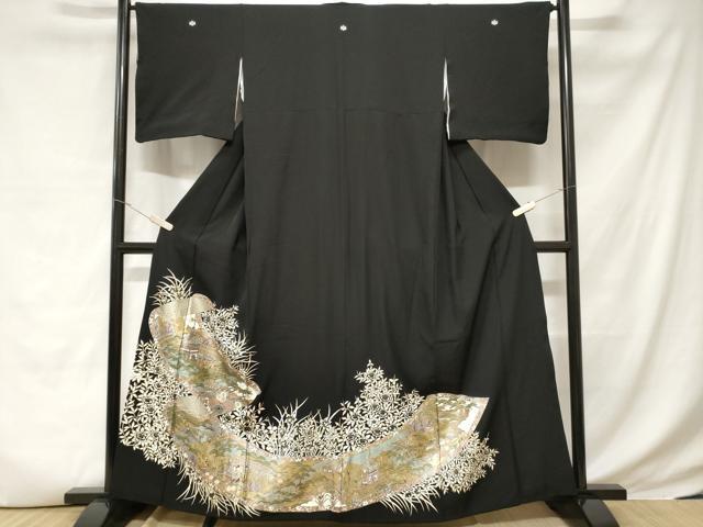 ■■■　サイズ　■■■ 身丈 160.5cm（肩から） 裄丈 66cm 袖丈 44cm　縫込み 2cm 袖幅 34cm 前幅 24cm 後幅 30cm 着物縫いこみ 内揚げ 2cm 裄 お袖側 約2cm　身頃側 約2cm ■■■　商品詳細　■■■ 【正絹・五つ紋・比翼仕立て】 状態は画像を添付しておりますので、そちらをご確認下さいますよう宜しくお願い致します。 大変上質な逸品になります。 お安く出品致しますので、是非この機会にいかがでしょうか？ ■■■　注意事項　■■■ ■モニター発色の具合により色合いが異なる場合がございます。 ■寸法は多少の誤差が生じる場合がございますのでご了承ください。 ■縫込みの長さが左右非対称の場合は短い部分を記載しております。 左右非対称であってもご返品・お値引き等の保証は出来かねますので、ご了承の上ご購入をお願い致します。 ■シミ等のチェックには注意を払っておりますが、見落としがある場合もございますし、個人の見解も様々ですので神経質な方のご購入はお控えください。 ■箪笥に入っておりました着物や帯なので畳みシワや匂いがあるものもございます。 ■お休みは基本的に土日祝となりますが、その他臨時でお休みする場合がございますのでご了承ください。 ■商品の発送は平日のみの発送となります。 ■夜間と土曜、日曜日はお問い合わせの回答が遅れる場合がございます。 ■当店では、お直し、紋入れ、お手入れ等は承っておりません。 ■生地の状態（ヤケ、経年劣化等）によってはサイズ直しが出来ない場合がございます。 その点もどうかご了承のうえ、ご購入をお願いいたします。 ■弊社で取り扱う商品は一点ものにつき、時期や在庫状況に応じて金額が変更となる場合がございます。 ■検針は行っておりません。予めご了承いただきますようお願いいたします。 ■【洗える着物】と記載のある商品におきましては、商品お届け後に洗濯を行ってしまってからのご返品にはご対応しかねます。 念の為、専門店でのお手入れをお願いいたします。 ■着物のサイズ目安は下記を参考ください↓ ＜女性着物＞　お端折り次第で＋5cm　−1cmが着用可能サイズ 　例）身丈170cmの場合、身長160cm〜175cm ＜男性着物＞　身丈＋約25cm〜27cm程が適応身長 　例）身丈155cmの場合、身長180〜182cm